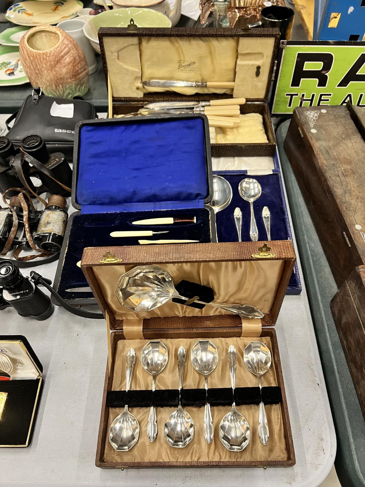 A QUANTITY OF BOXED VINTAGE FLATWARE TO INCLUDE SPOONS, KNIVES AND FORKS AND A PART MANICURE SET
