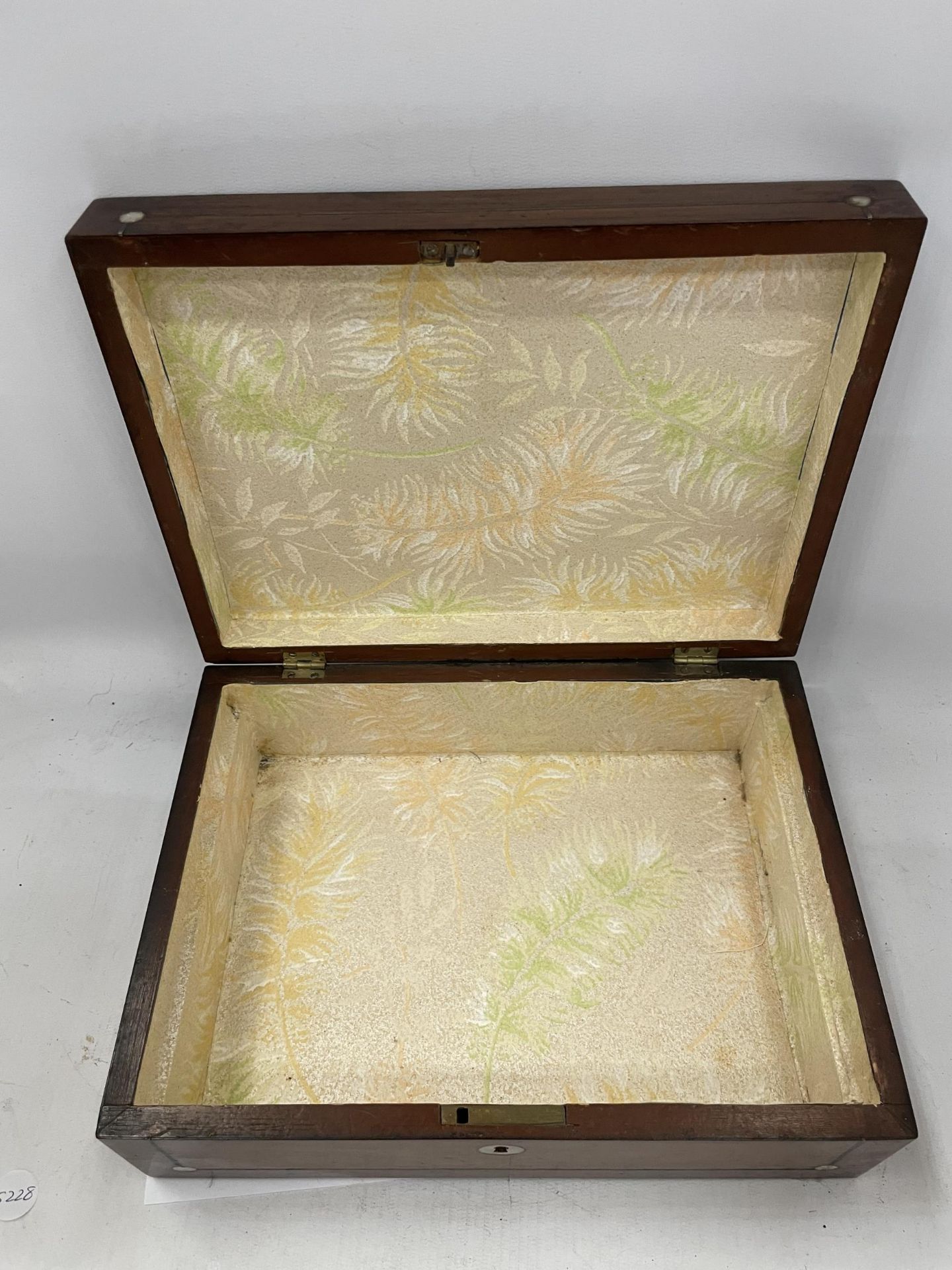AN ANTIQUE ROSEWOOD JEWELLERY BOX WITH MOTHER OF PEARL INLAY - Image 3 of 3