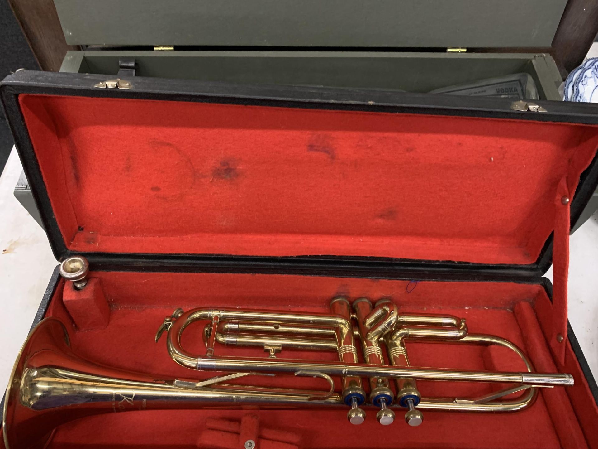 A ROSE MORRIS LONDON KANSAS BRASS TRUMPET WITH MOUTH PIECE IN A FITTED CASE