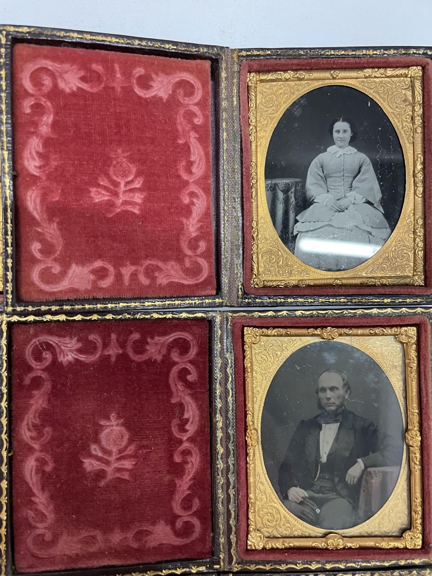 A COLLECTION OF VICTORIAN PORTRAITS IN GILT FRAMES AND ORIGINAL LEATHER CASES - Image 3 of 5