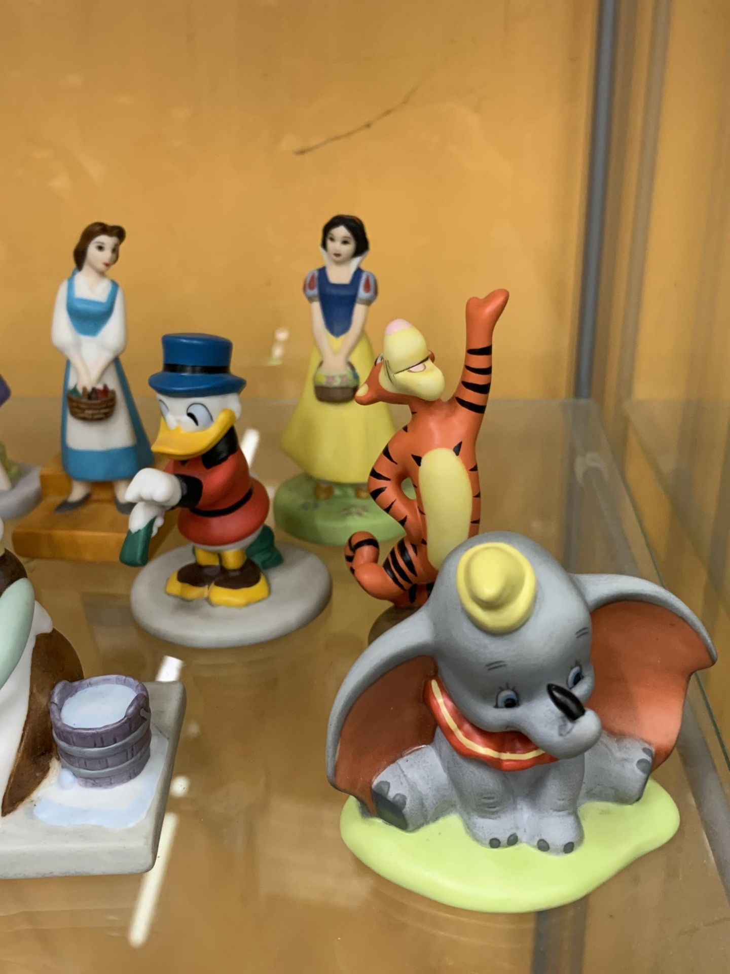 A COLLECTION OF THIRTEEN DISNEY CERAMIC ORNAMENTS, GENIE, BEAST, SNOW WHITE, DUMBO ETC - Image 4 of 5