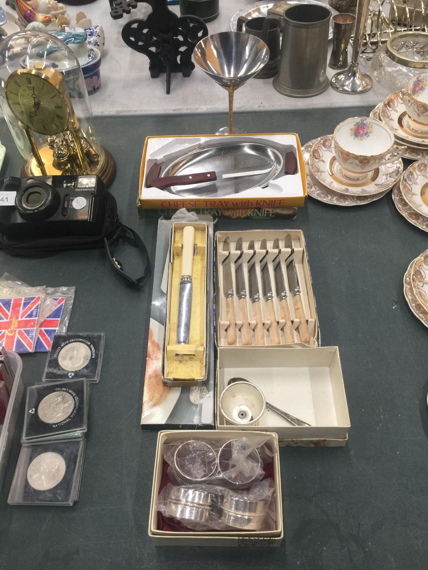 A QUANTITY OF FLATWARE TO INCLUDE BOXED KNIVES, A CHEESE TRAY WITH KNIFE, NAPKIN RINGS, MARTINI