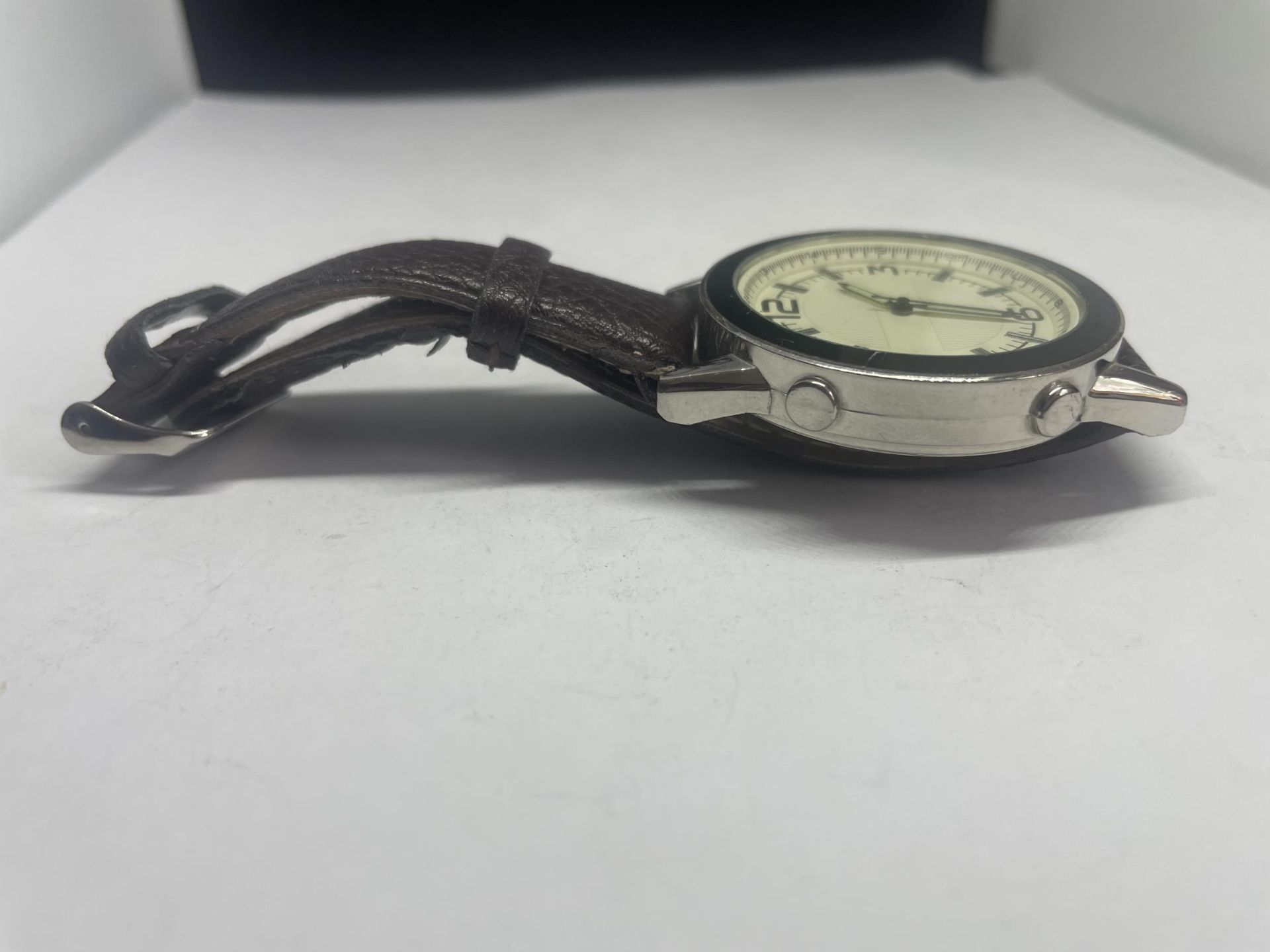 A WRIST WATCH WITH A BROWN LEATHER STRAP SEEN WORKING BUT NO WARRANTY - Image 4 of 4