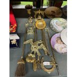 A MIXED GROUP OF VINTAGE BRASS TO INCLUDE EAGLE, BELL, FIRESIDE ITEMS, HORSESHOE ETC