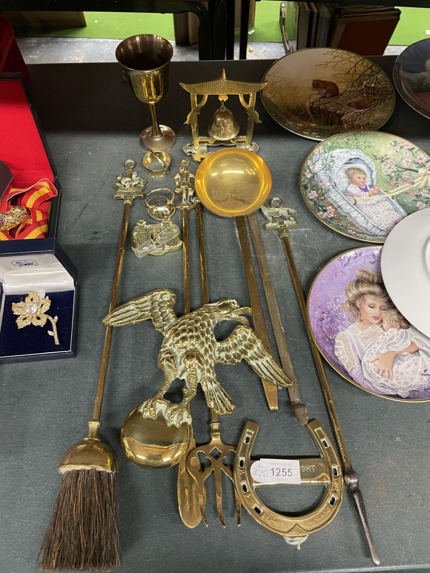 A MIXED GROUP OF VINTAGE BRASS TO INCLUDE EAGLE, BELL, FIRESIDE ITEMS, HORSESHOE ETC
