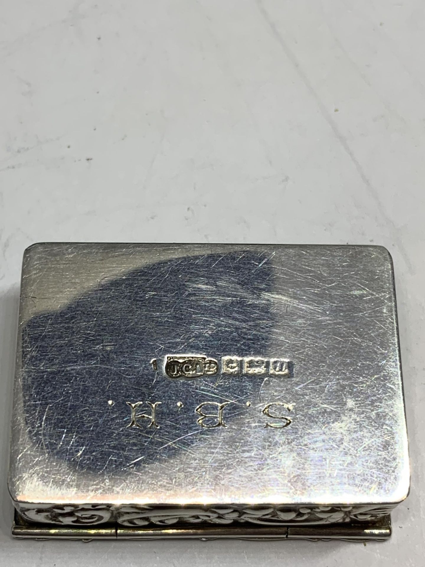 A DECORTATIVE HALLMARKED BIRMINGHAM SILVER SNUFF BOX - Image 3 of 3