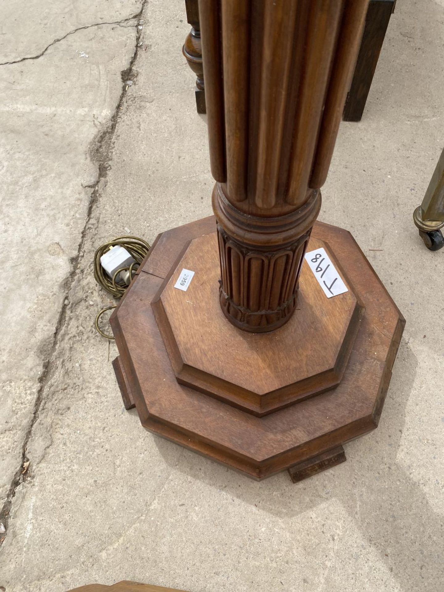 A MAHOGANY STANDARD LAMP ON TAPERED AND FLUTED COLUMN, ON STEPPED BASE - Image 2 of 4