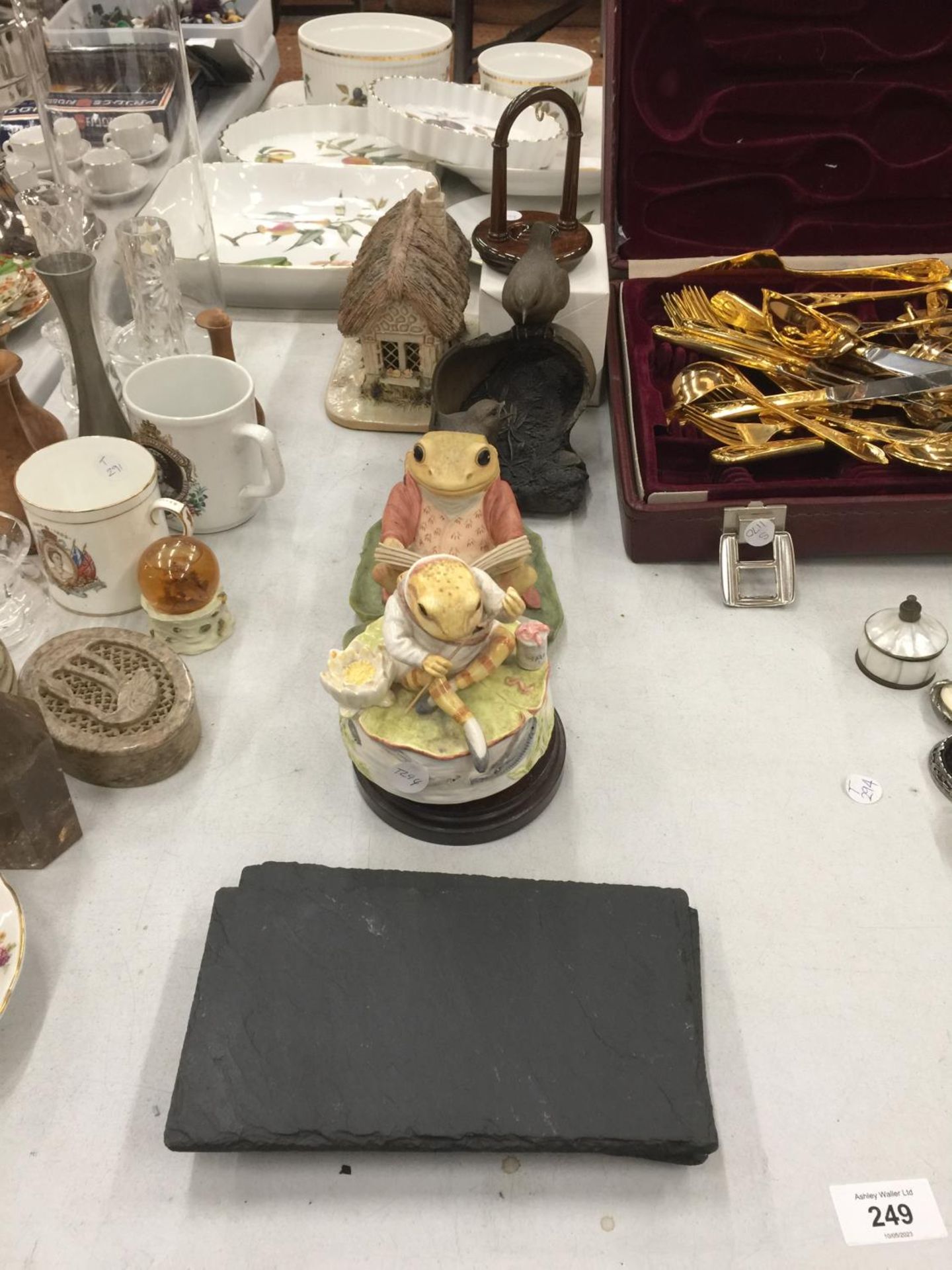 A MIXED LOT TO INCLUDE TWO FROG FIGURES, A POCKET WATCH HOLDER, A COTTAGE, A FIGURE OF WRENS, SLATE,