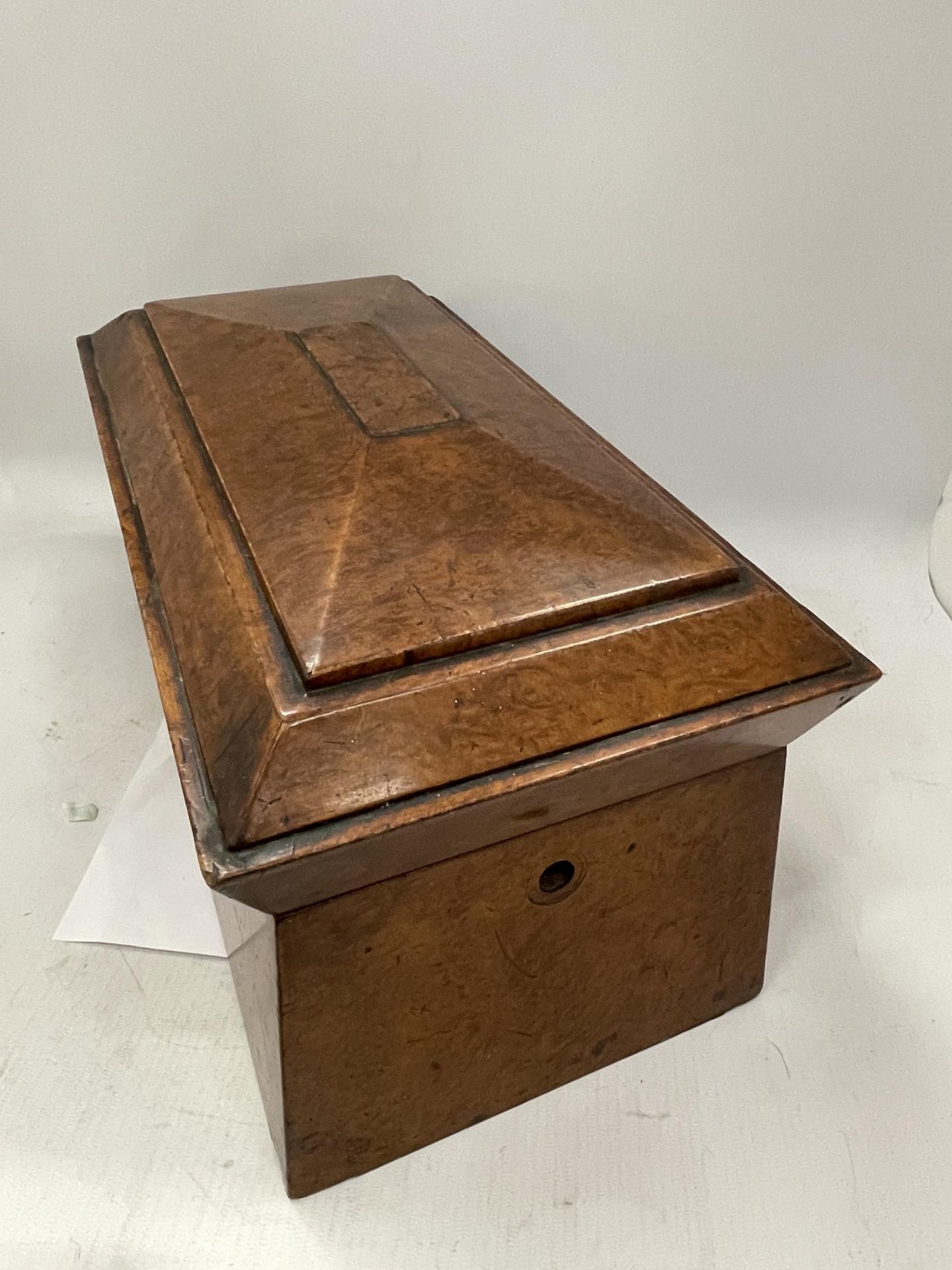 A VICTORIAN BURR MAPLE TEA CADDY, 35 X 18CM - Image 2 of 3