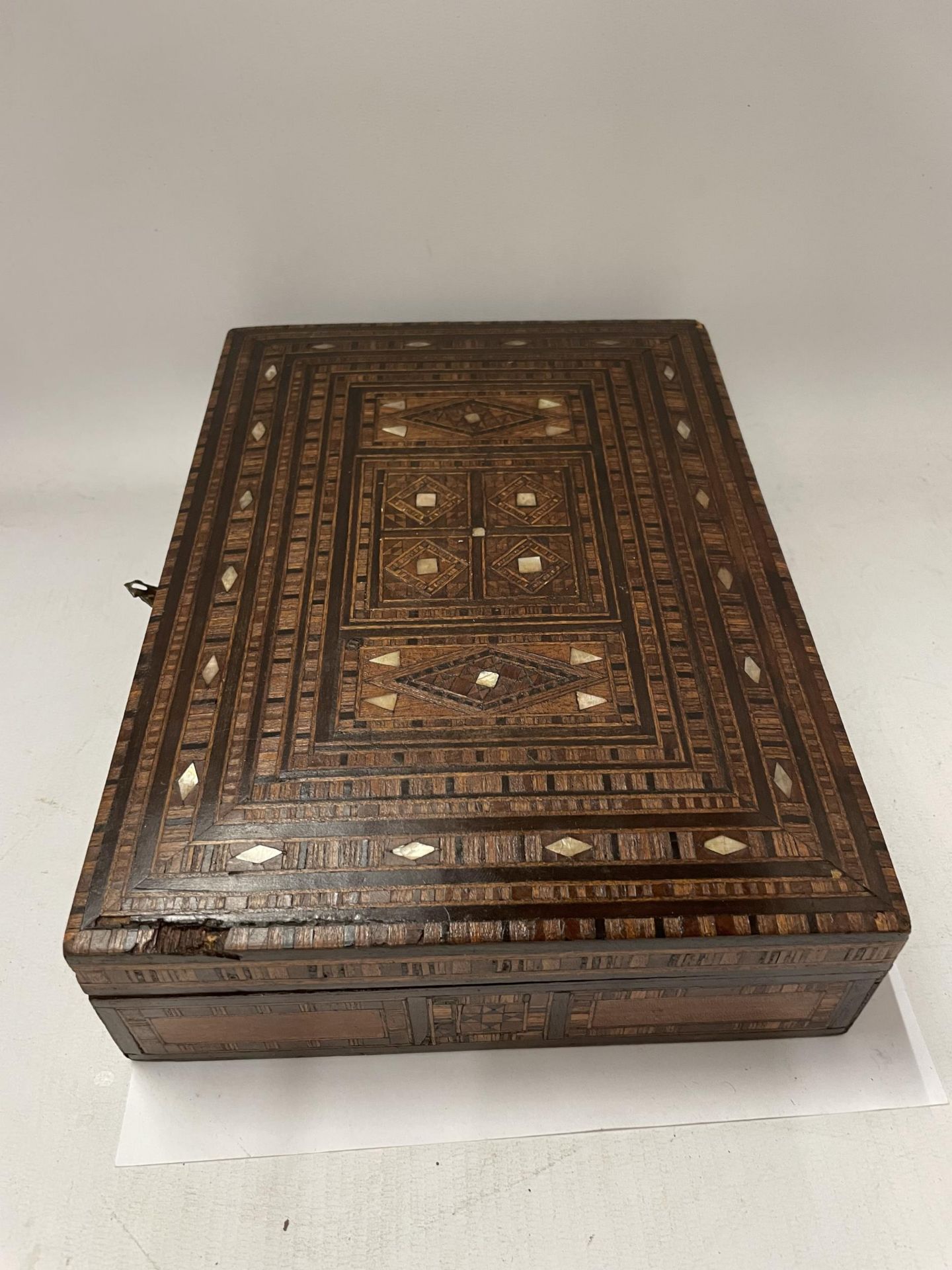 A 1920'S MOROCCAN INLAID JEWELLERY BOX - Image 3 of 3