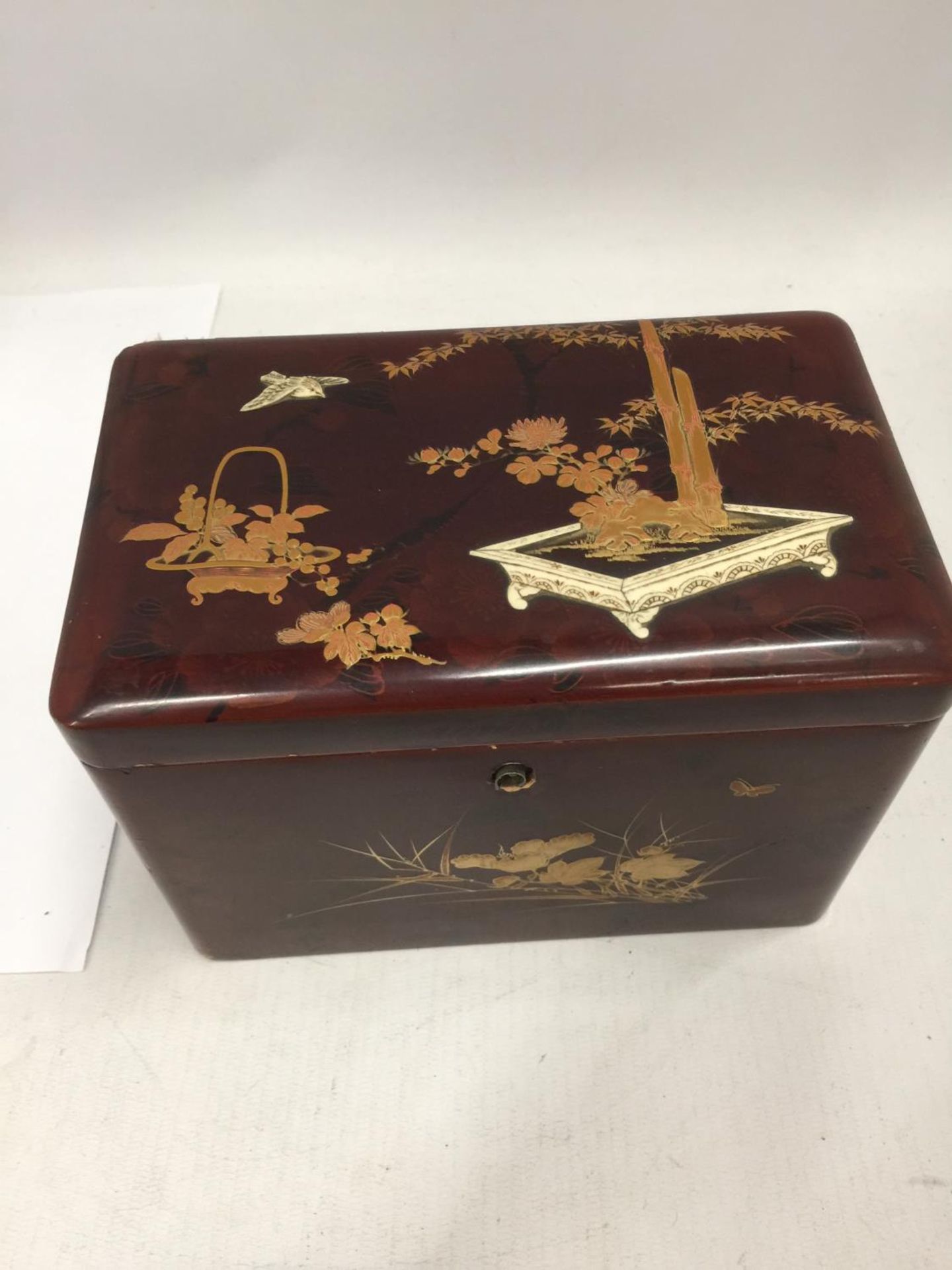 AN ORIENTAL LACQUERED TEA CADDY WITH EMBOSSED DECORATION, WITH TWO INNER COMPARTMENTS, THE INSIDE
