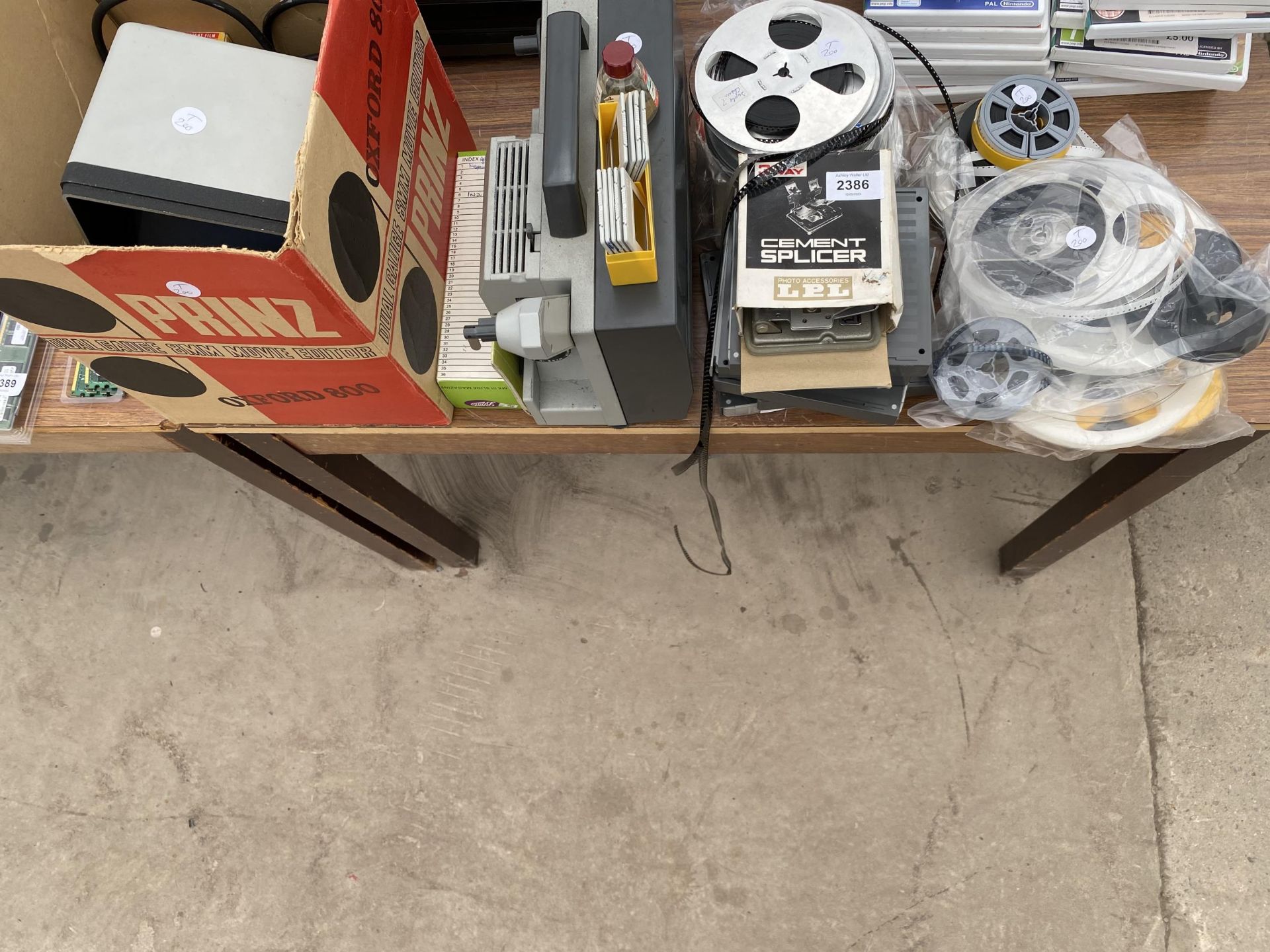 AN ASSORTMENT OF VINTAGE AND RETRO ITEMS TO INCLUDE A MOVIE EDITOR, A PROJECTOR AND REELS ETC