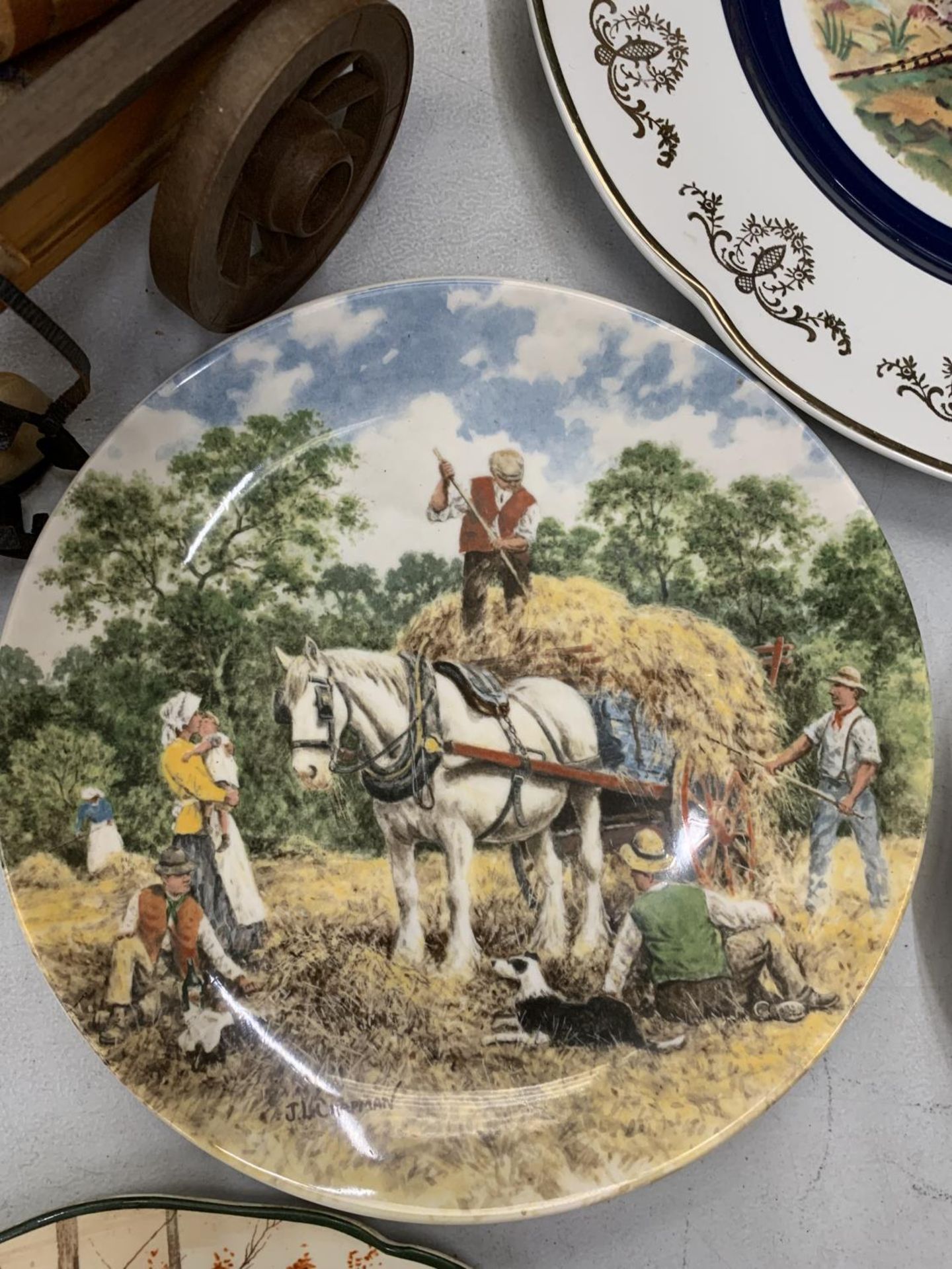 A MIXED LOT TO INCLUDE CABINET PLATES, A ROYAL DOULTON 'COACHING' PLATE PLUS A MELBA WARE SHIRE - Image 2 of 7