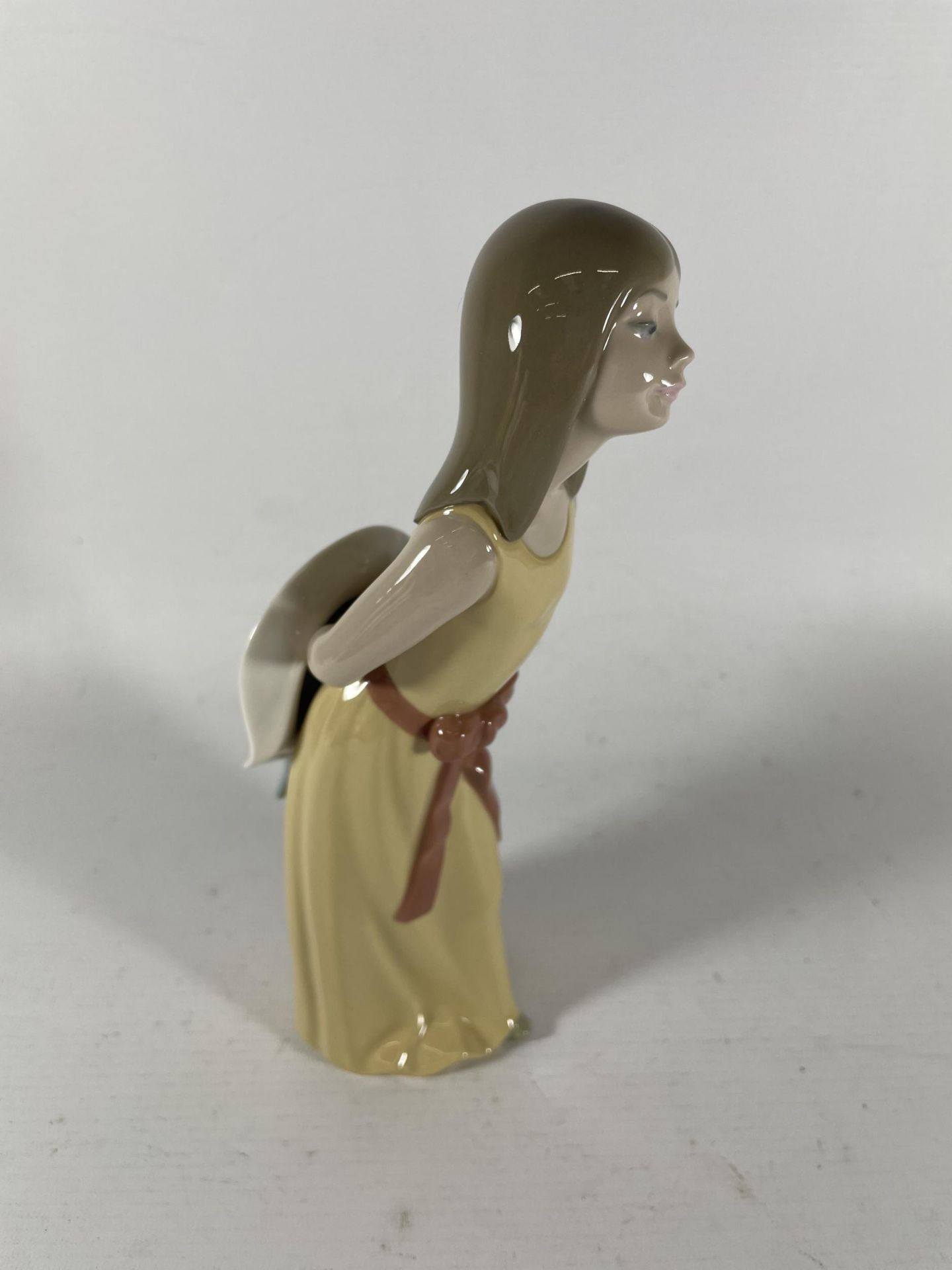 A LLADRO MODEL OF A GIRL IN YELLOW DRESS