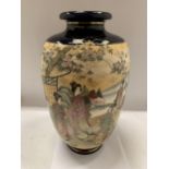 A VINTAGE JAPANESE HAND PAINTED SATSUMA VASE, HEIGHT 38CM