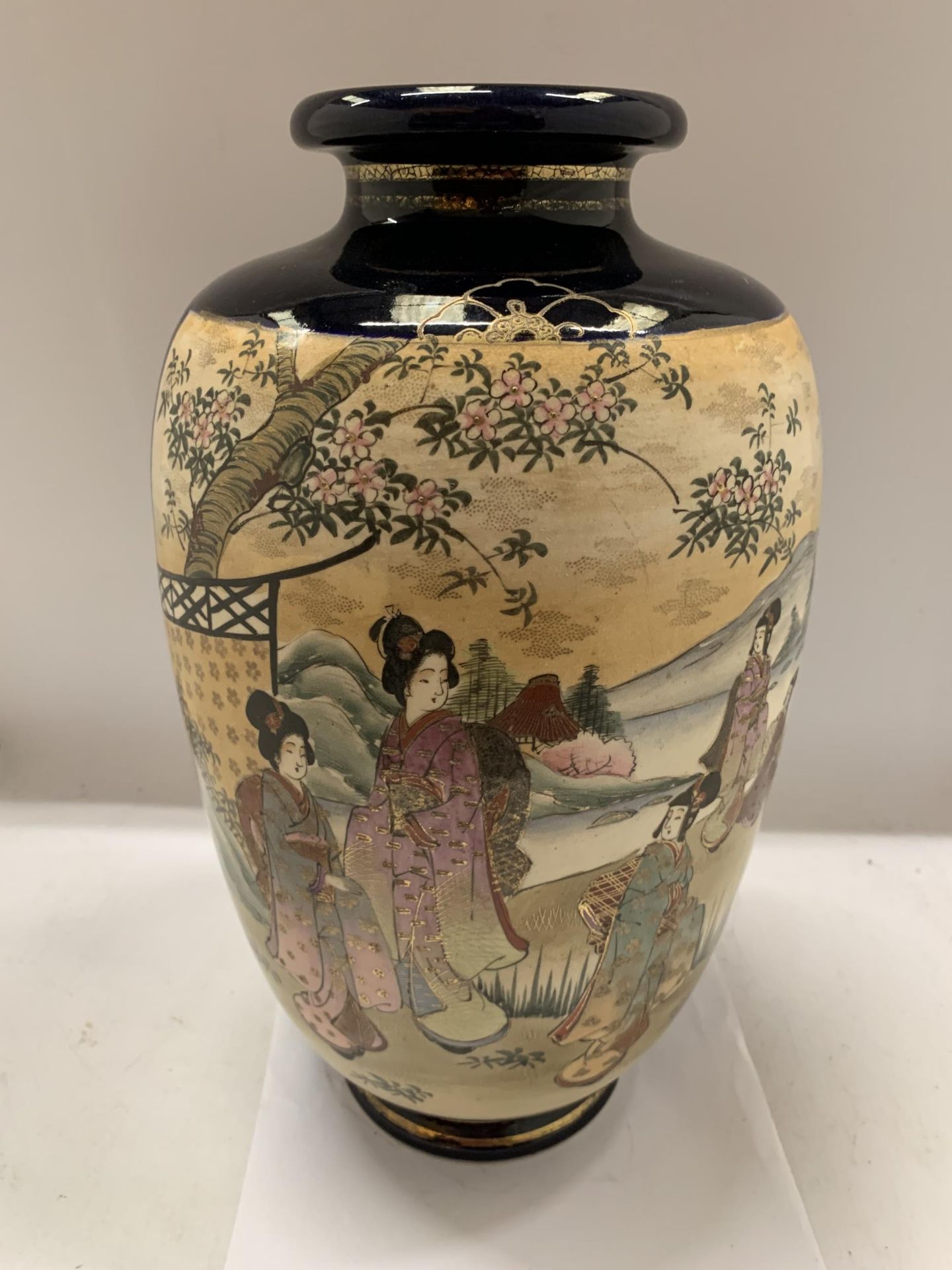 A VINTAGE JAPANESE HAND PAINTED SATSUMA VASE, HEIGHT 38CM