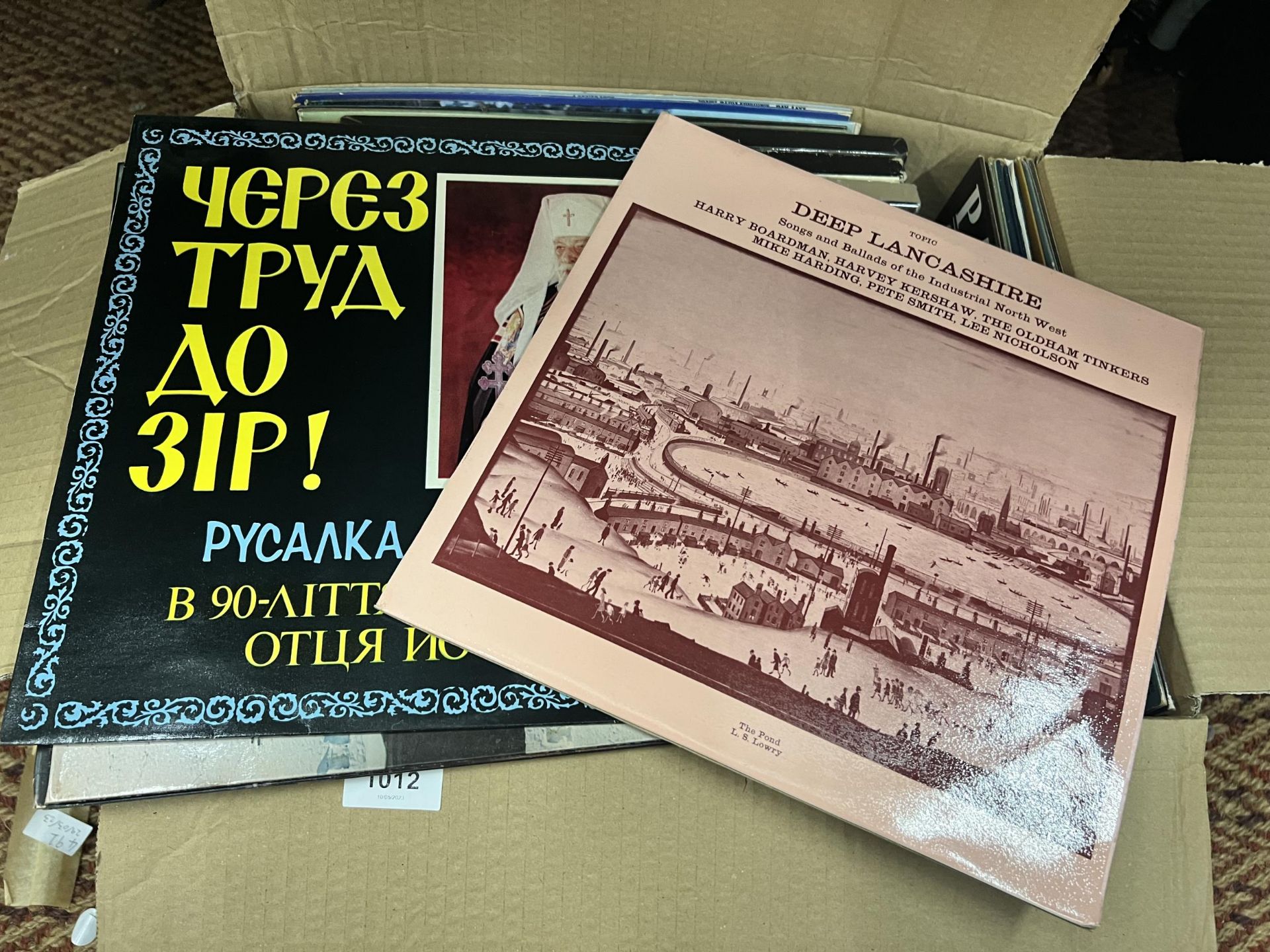 A BOX OF ASSORTED LP RECORDS, CHRISTMAS LPS, PAVAROTTI ETC - Image 4 of 6