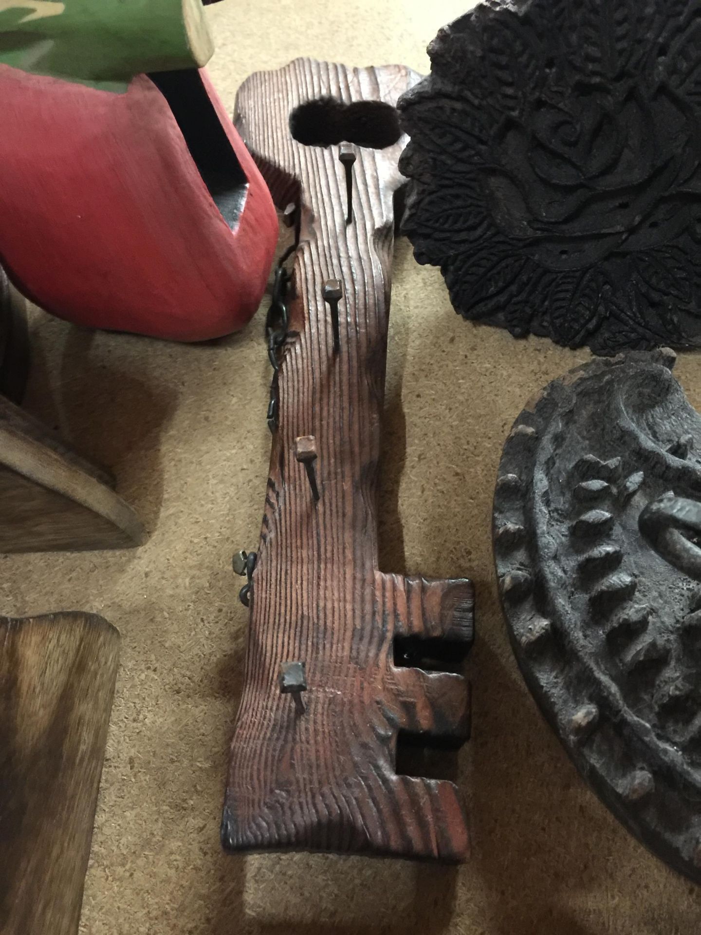 A QUANTITY OF TREEN ITEMS TO INCLUDE CARVED WALL SCONCES, STAMPS, SMALL LOVING SPOONS, ETC - Image 3 of 5
