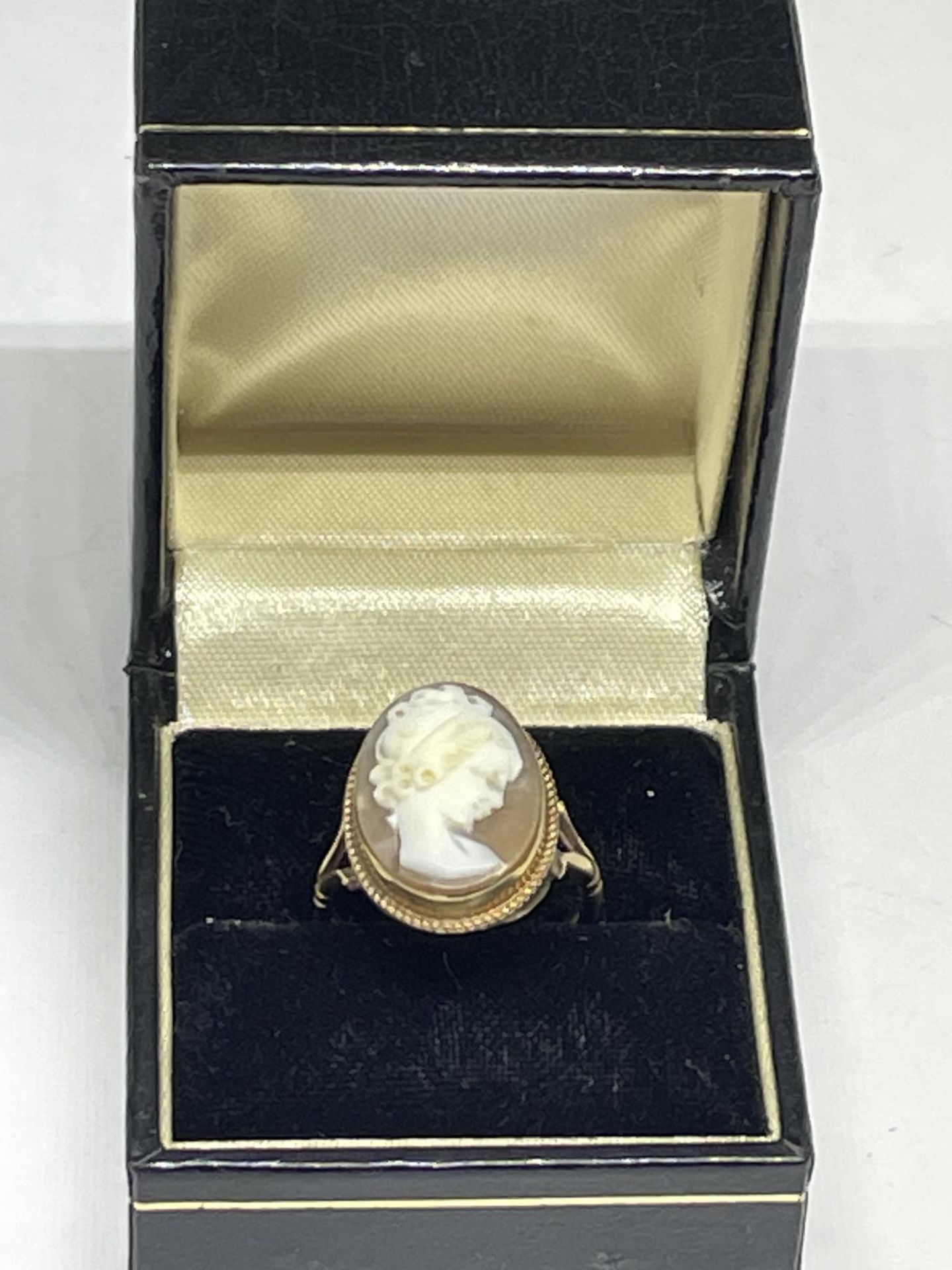 A 9 CARAT GOLD CAMEO RING GROSS WEIGHT 3.53 GRAMS SIZE O/P IN A PRESENTATION BOX - Image 4 of 4