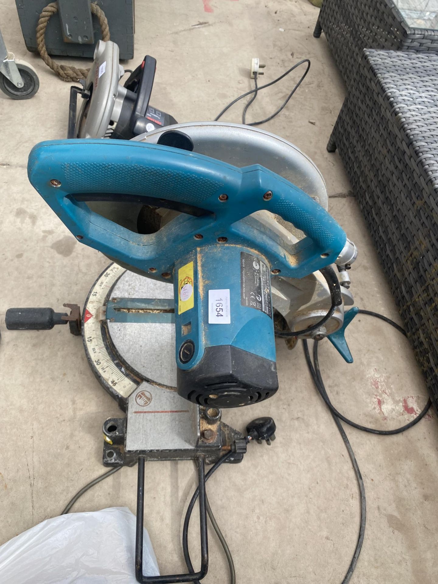 AN ELECTRIC MAKITA MLS100 MITRE SAW - Image 2 of 2