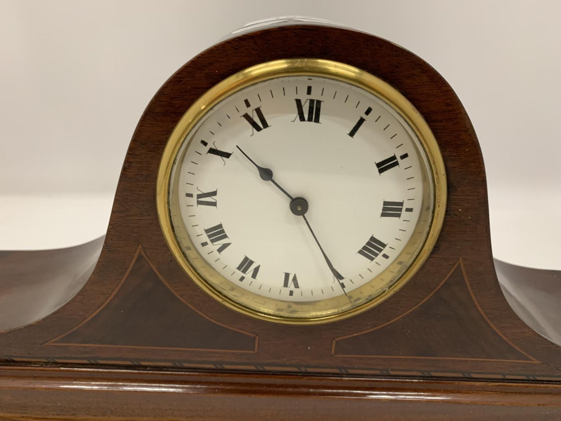 A MAHOGANY CASED WIND UP MANTLE CLOCK - Image 2 of 4