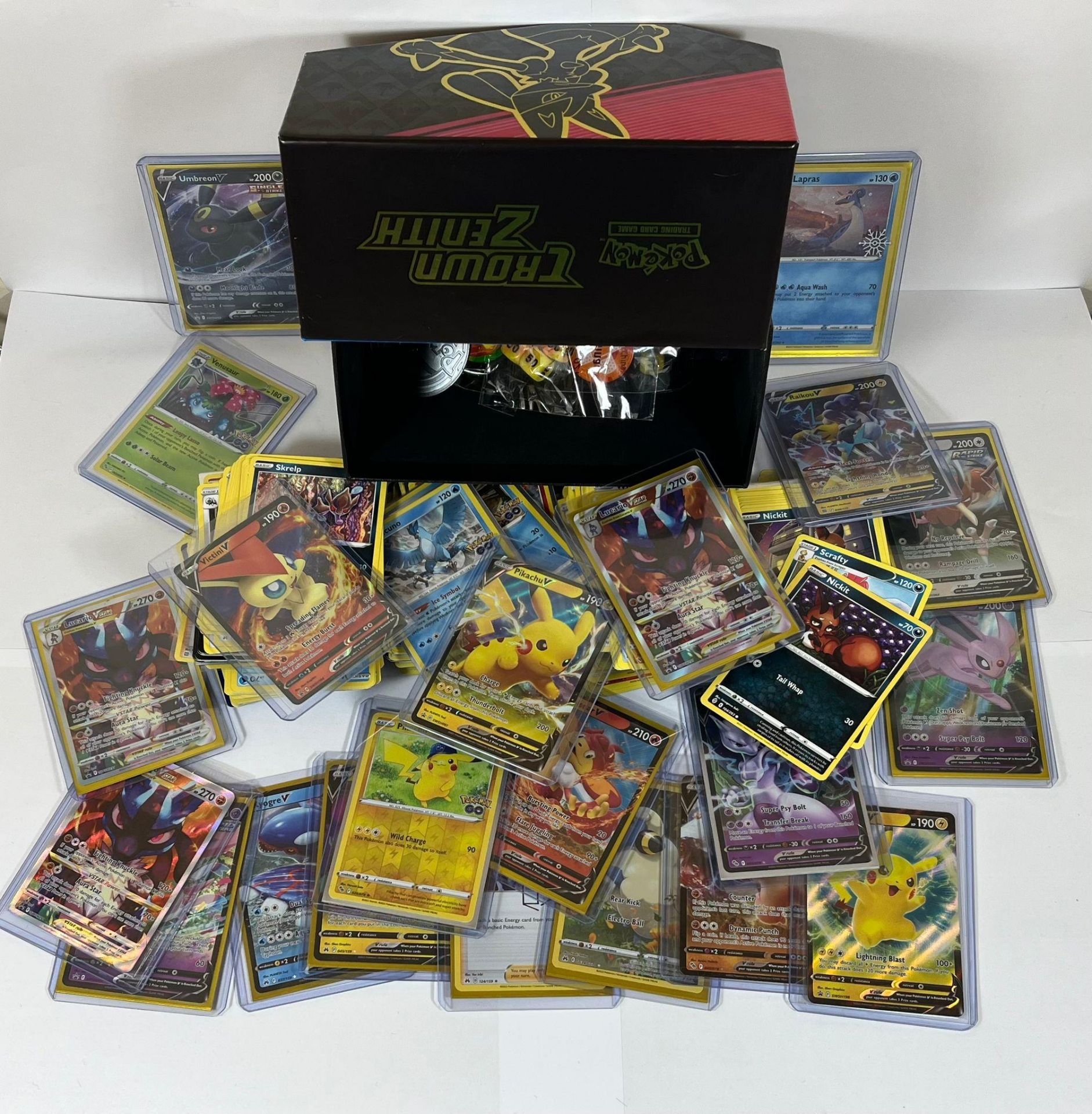 A LARGE COLLECTION OF APPROXIMATELY 350 POKEMON CARDS IN A TRAINER BOX, V CARDS, HOLOS ETC - Image 3 of 4