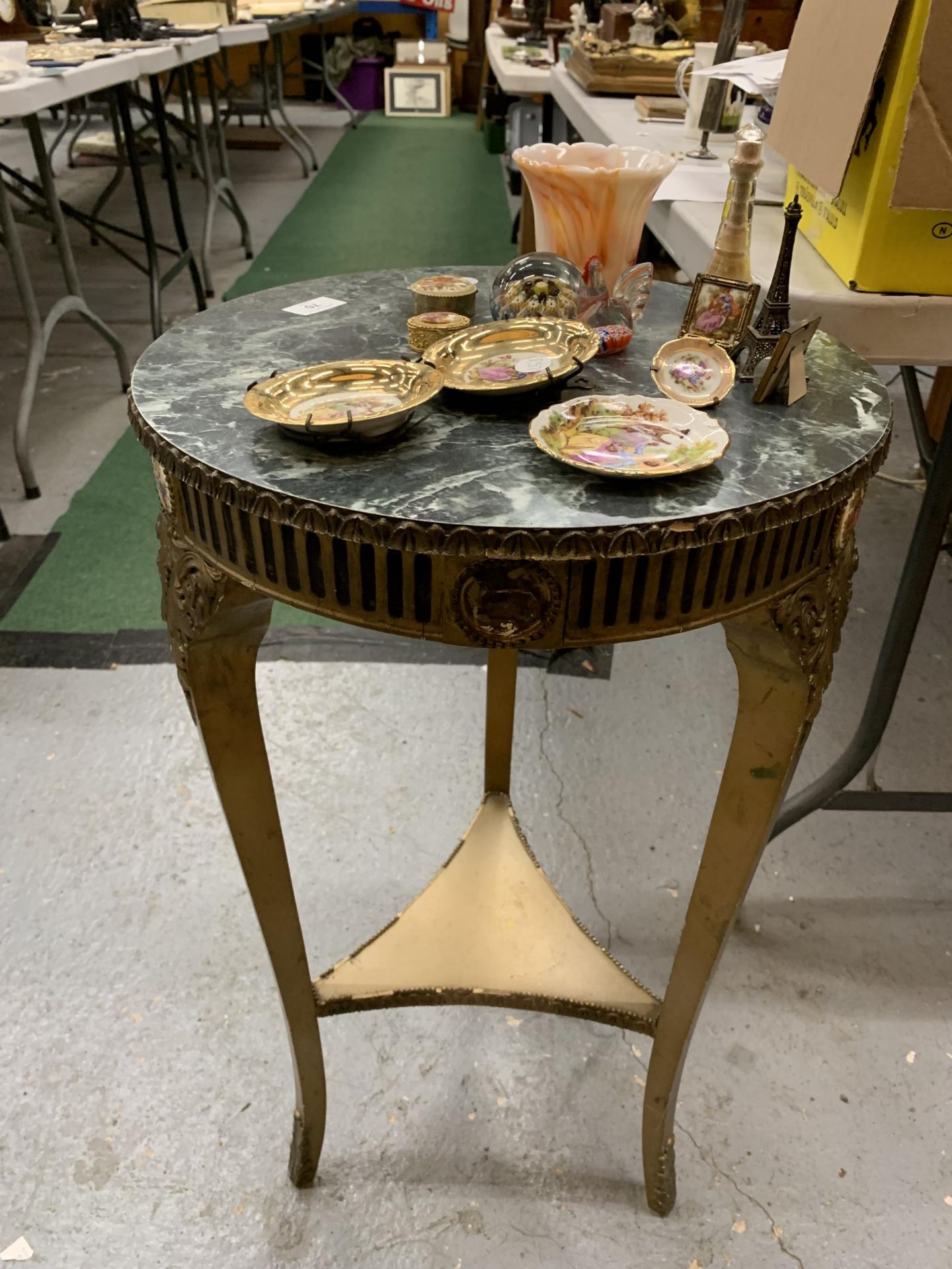 A VINTAGE GILT AND MARBLE EFFECT CIRCULAR TOPPED TABLE WITH ASSORTED CERAMICS AND GLASS - Image 4 of 4