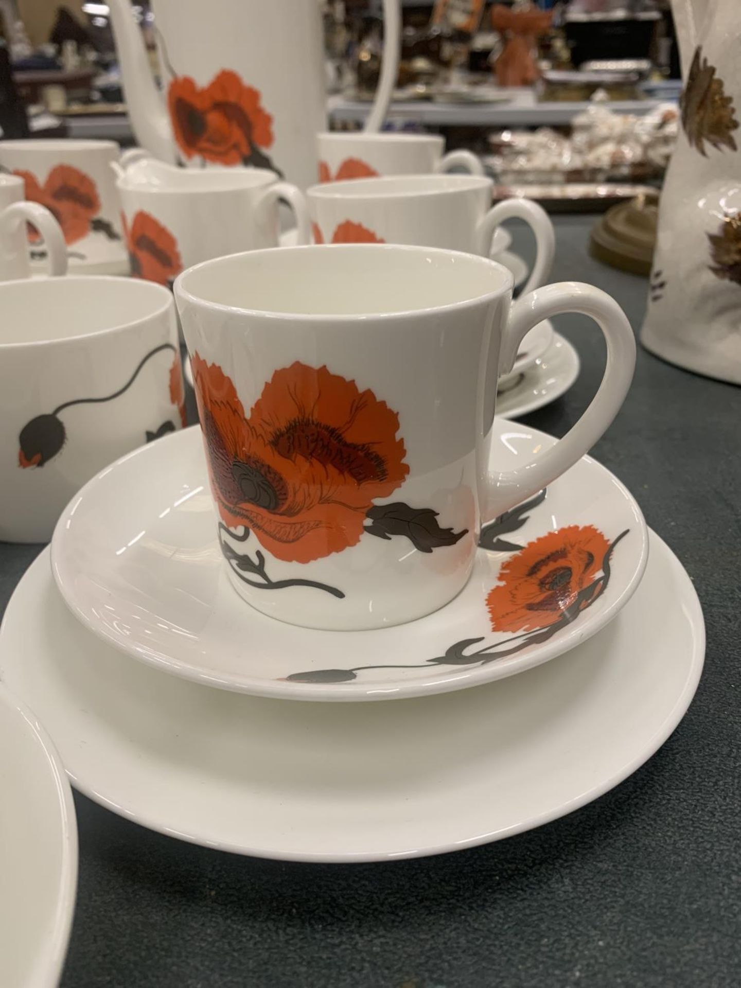 A WEDGWOOD COFFEE SET IN THE SUSIE COOPER POPPY DESIGN TO INCLUDE A COFFEE POT, CREAM JUG, SUGAR - Image 2 of 5