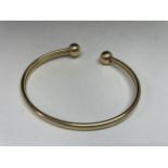 A 9 CARAT GOLD BANGLE GROSS WEIGHT 9.06 GRAMS WITH A PRESENTATION BOX