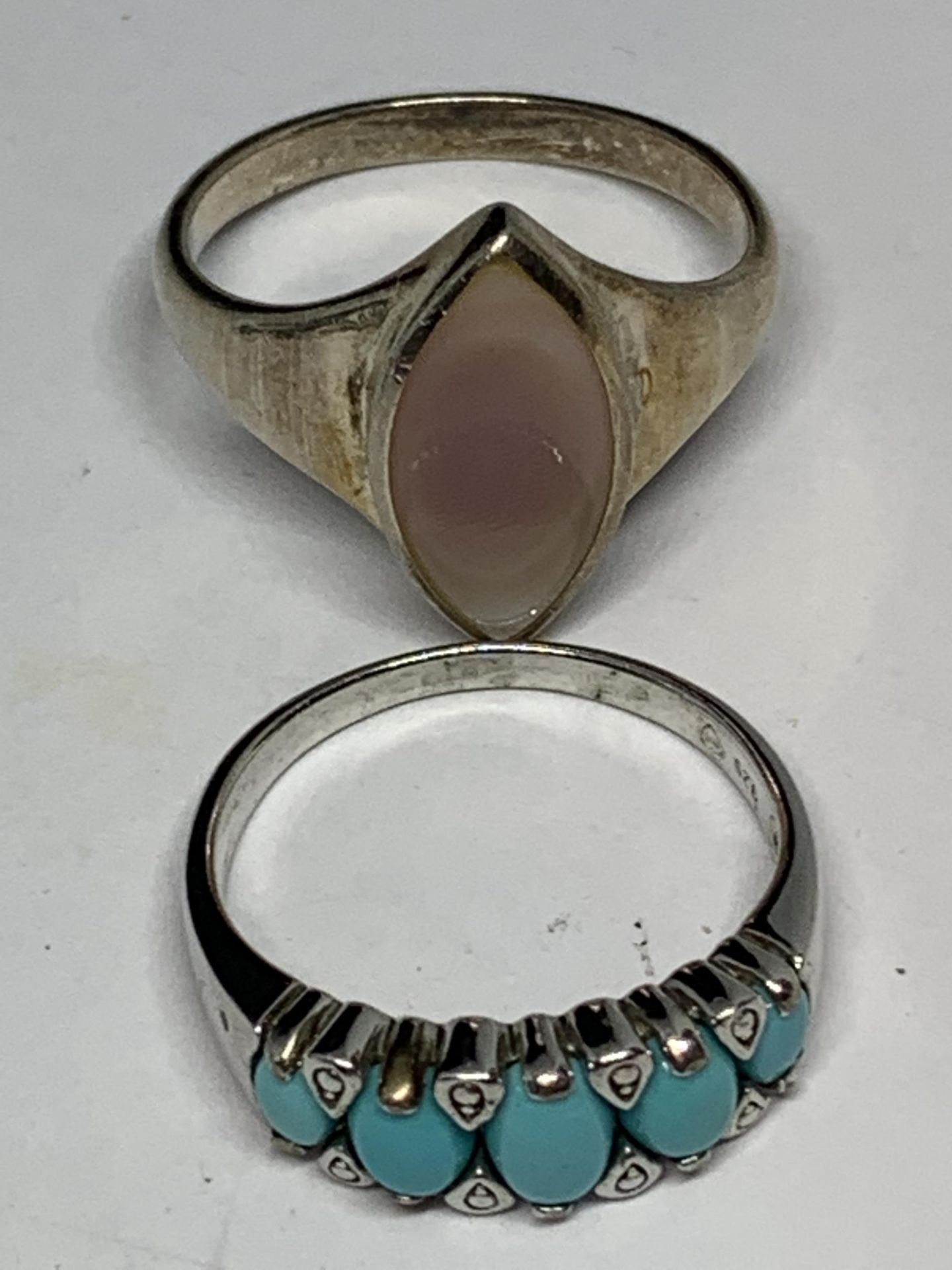 FOUR VARIOUS SILVER RINGS - Image 3 of 3