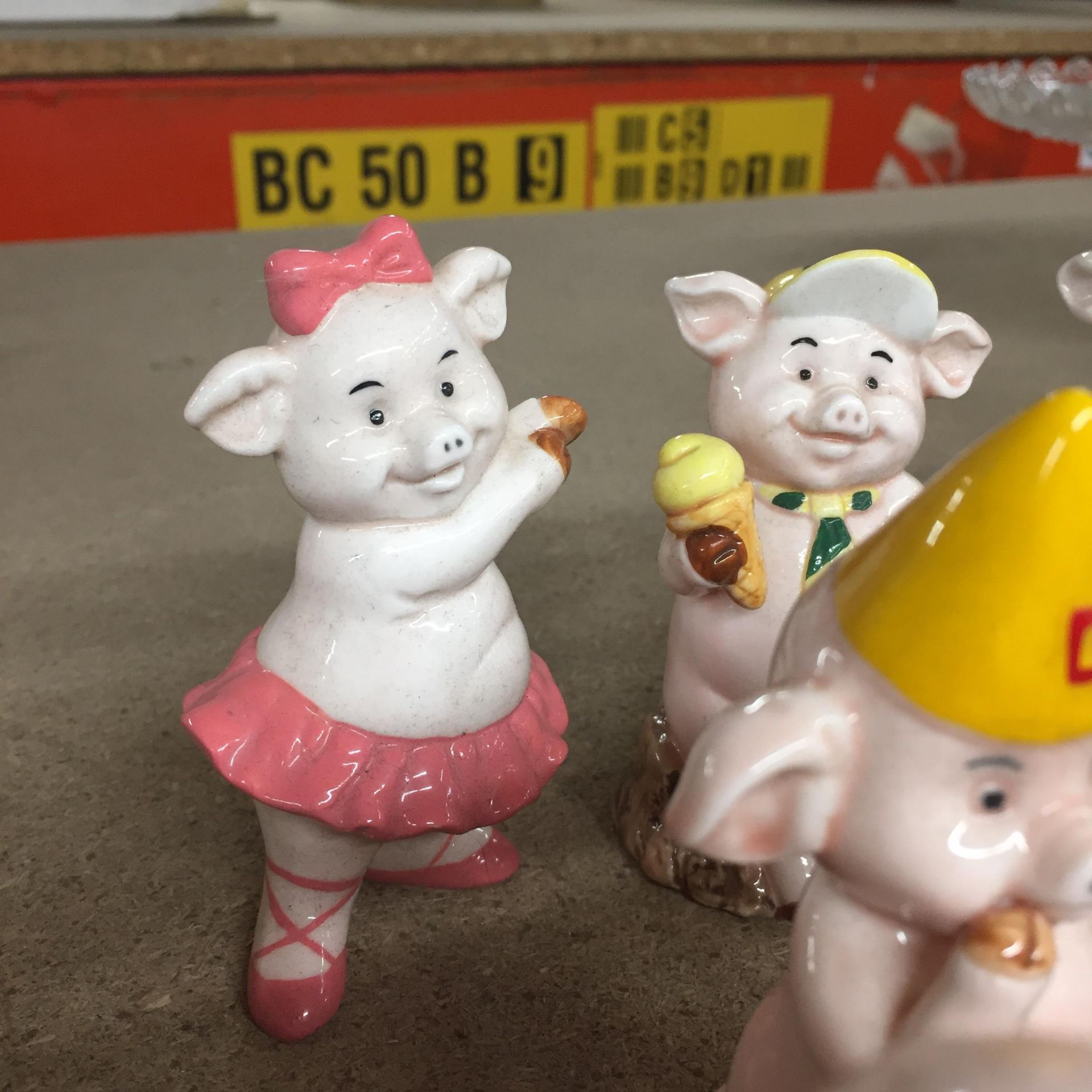 A COLLECTION OF 'PIGGIES' CERAMIC PIG FIGURES - Image 4 of 5