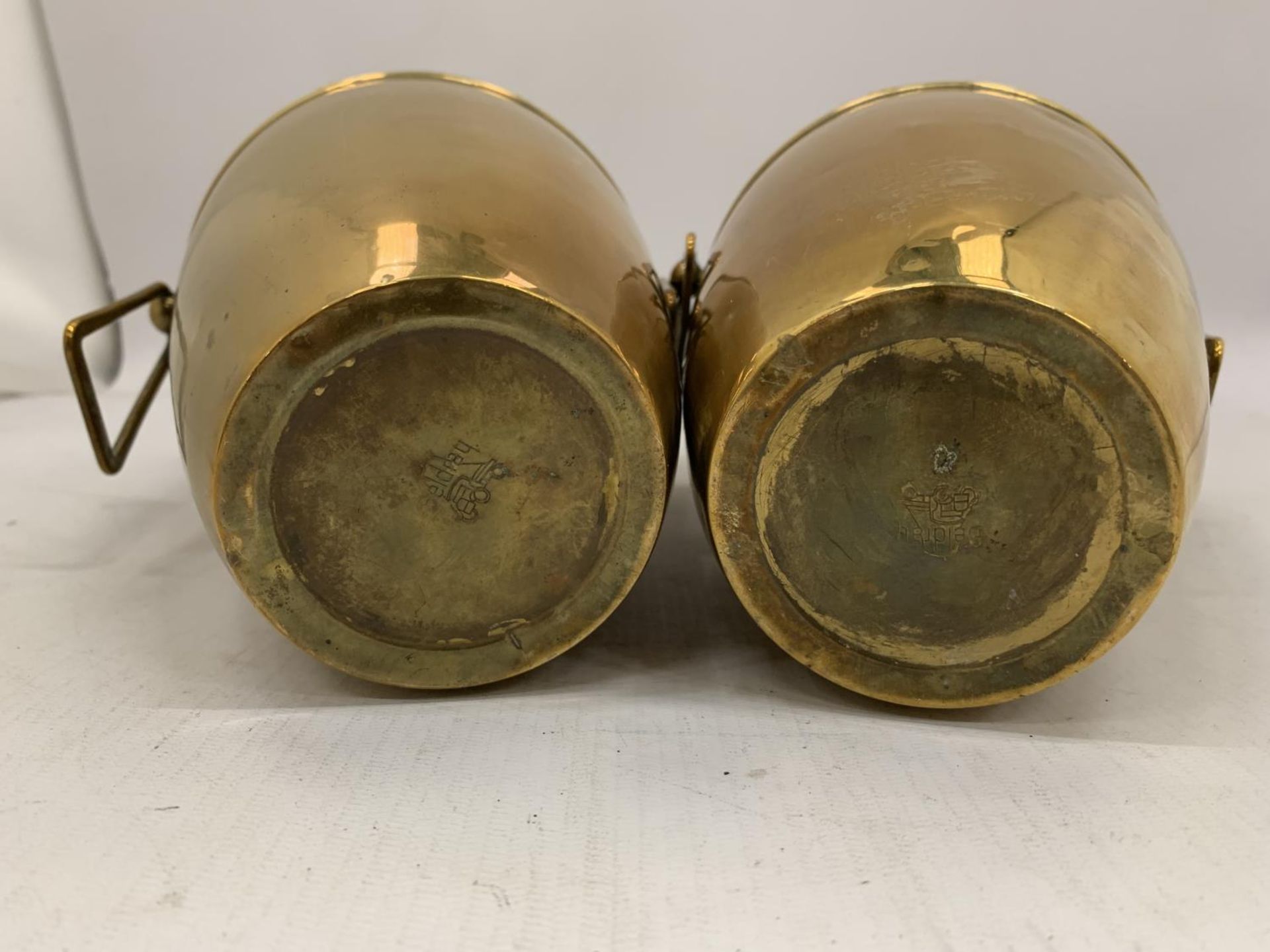 A PAIR OF ART NOUVEAU DESIGN BELDRAY BRASS VASES WITH SIDE HANDLES AND EMBOSSED DECORATION HEIGHT - Image 5 of 6