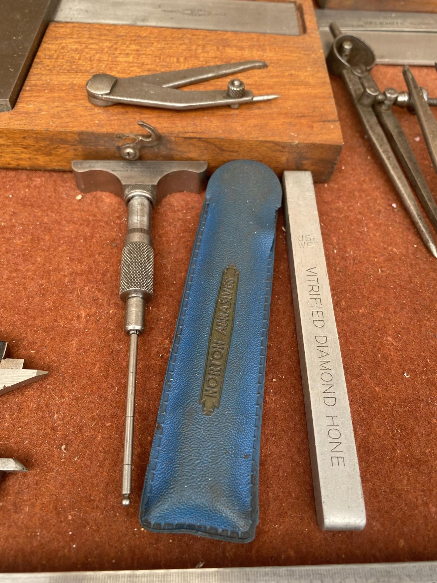 AN ASSORTMENT OF ENGINEERS TOOLS TO INCLUDE CALIPERS AND SET SQUARES ETC - Image 6 of 10