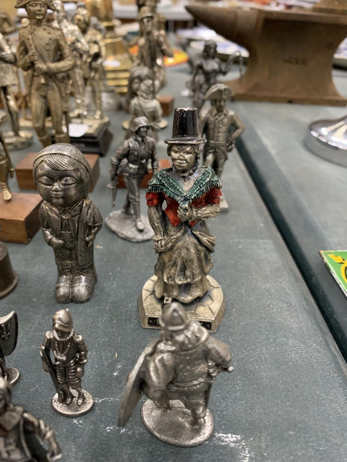 A LARGE QUANTITY OF SMALL PEWTER FIGURES TO INCLUDE SOLDIERS, ETC - Image 5 of 6