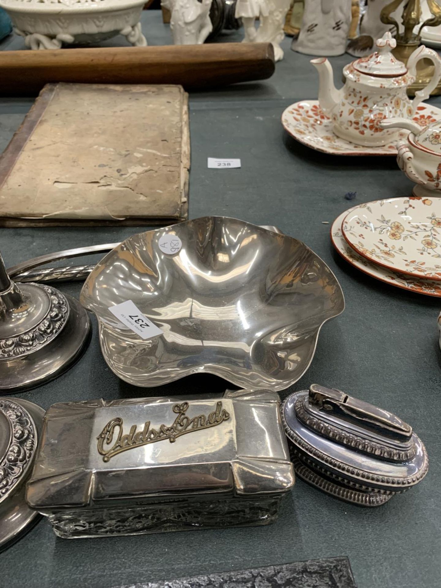 A QUANTITY OF SILVER PLATED ITEMS TO INCLUDE CANDLESTICKS, TABLE LIGHTERS, A LADEL, PERFUME - Image 2 of 5