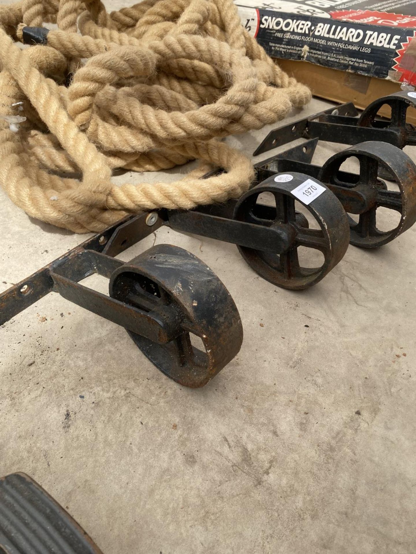 A QUANTITY OF ROPE AND FOUR METAL PULLEY WHEELS - Image 2 of 2