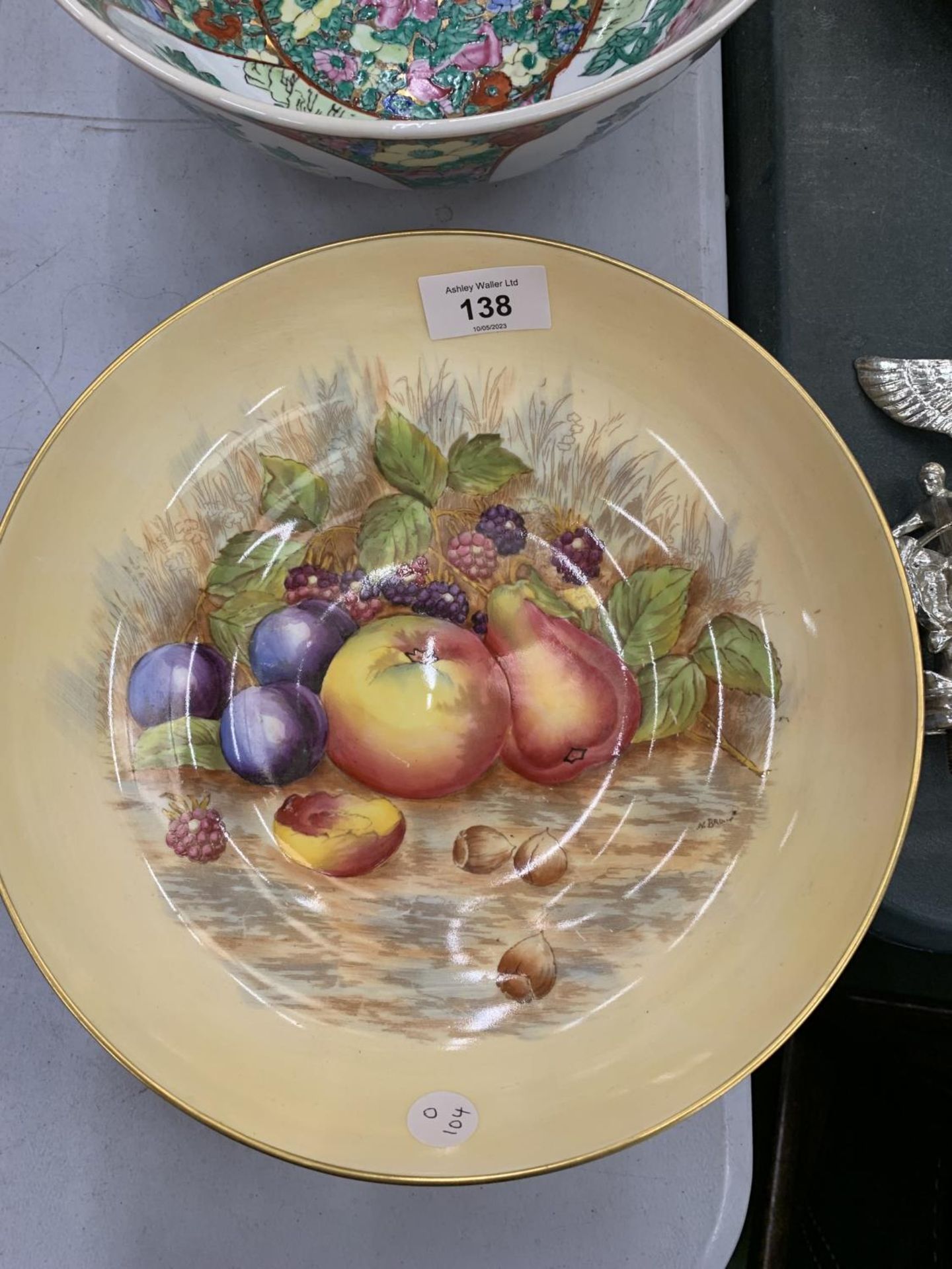THREE LARGE BOWLS TO INCLUDE AN AYNSLEY ORCHARD FRUIT, AN ORIENTAL ONE WITH CHRYSANTHEMUM DECORATION - Image 2 of 9