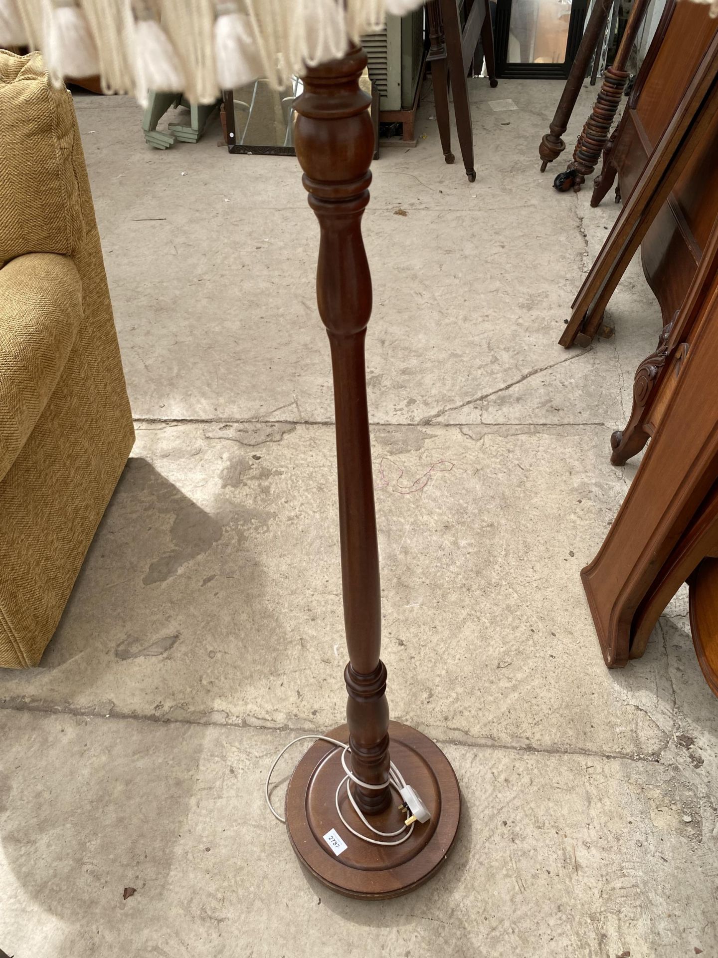 A MODERN TURNED COLUMN STANDARD LAMP COMPLETE WITH SHADE - Image 2 of 3