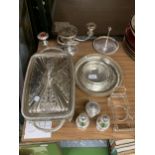 A QUANTITY OF SILVER PLATED ITEMS TO INCLUDE A SERVING DISH, CANDLEABRA, CRUET SET, TRAYS, ETC