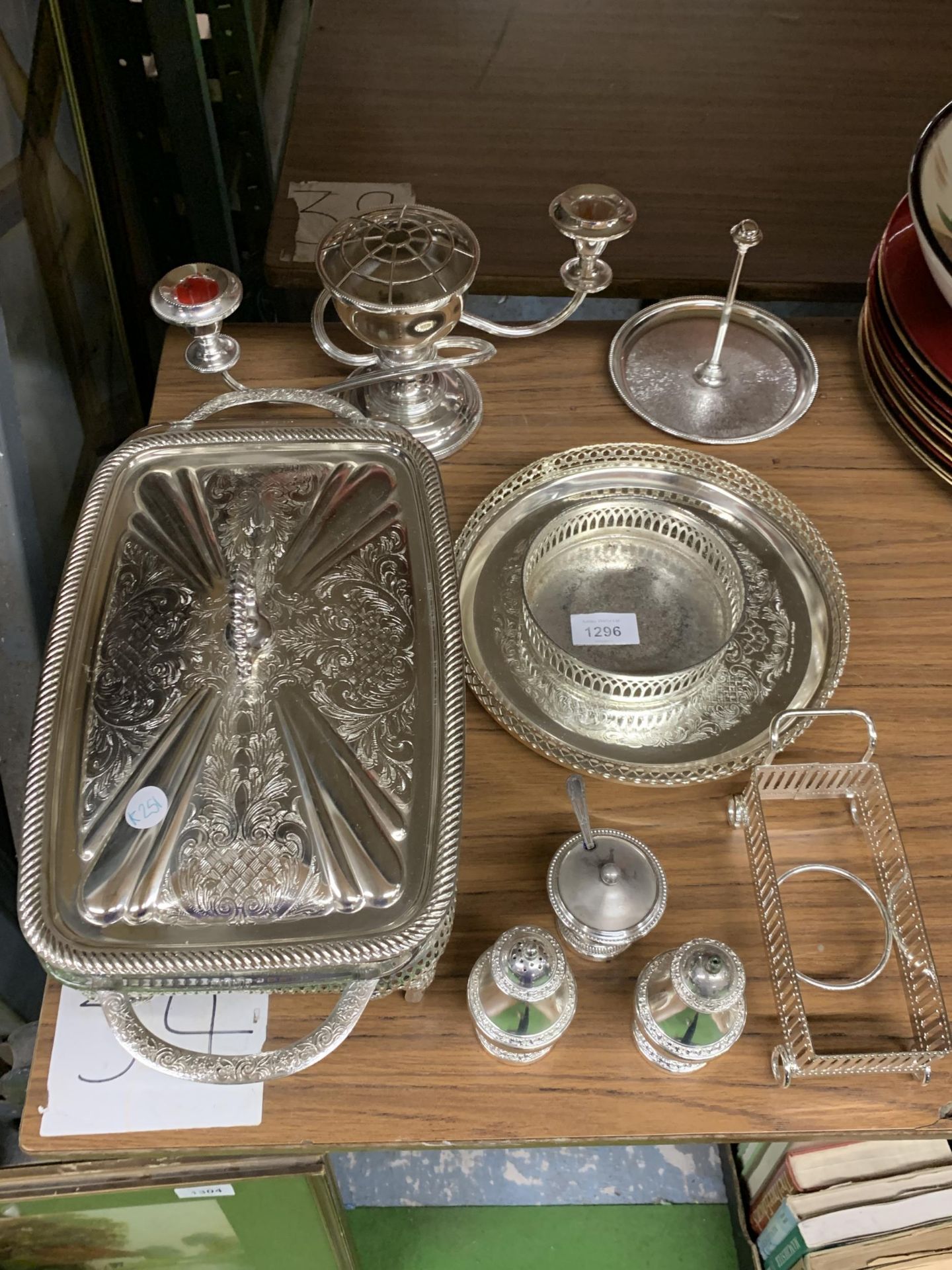 A QUANTITY OF SILVER PLATED ITEMS TO INCLUDE A SERVING DISH, CANDLEABRA, CRUET SET, TRAYS, ETC