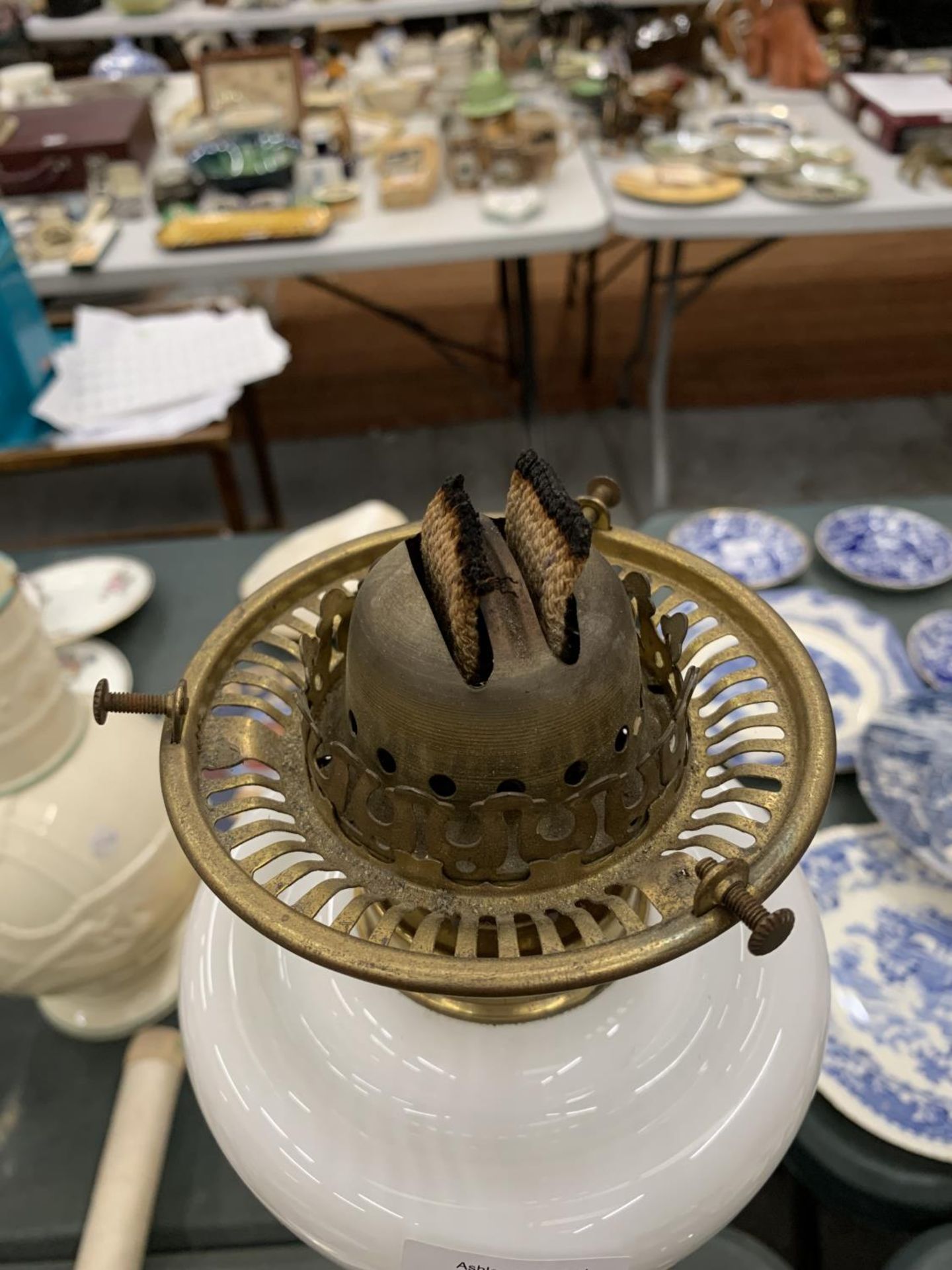 A VINTAGE BRASS OIL LAMP WITH COLUMN STAND AND OPAQUE GLASS HEIGHT 51CM - Image 4 of 4