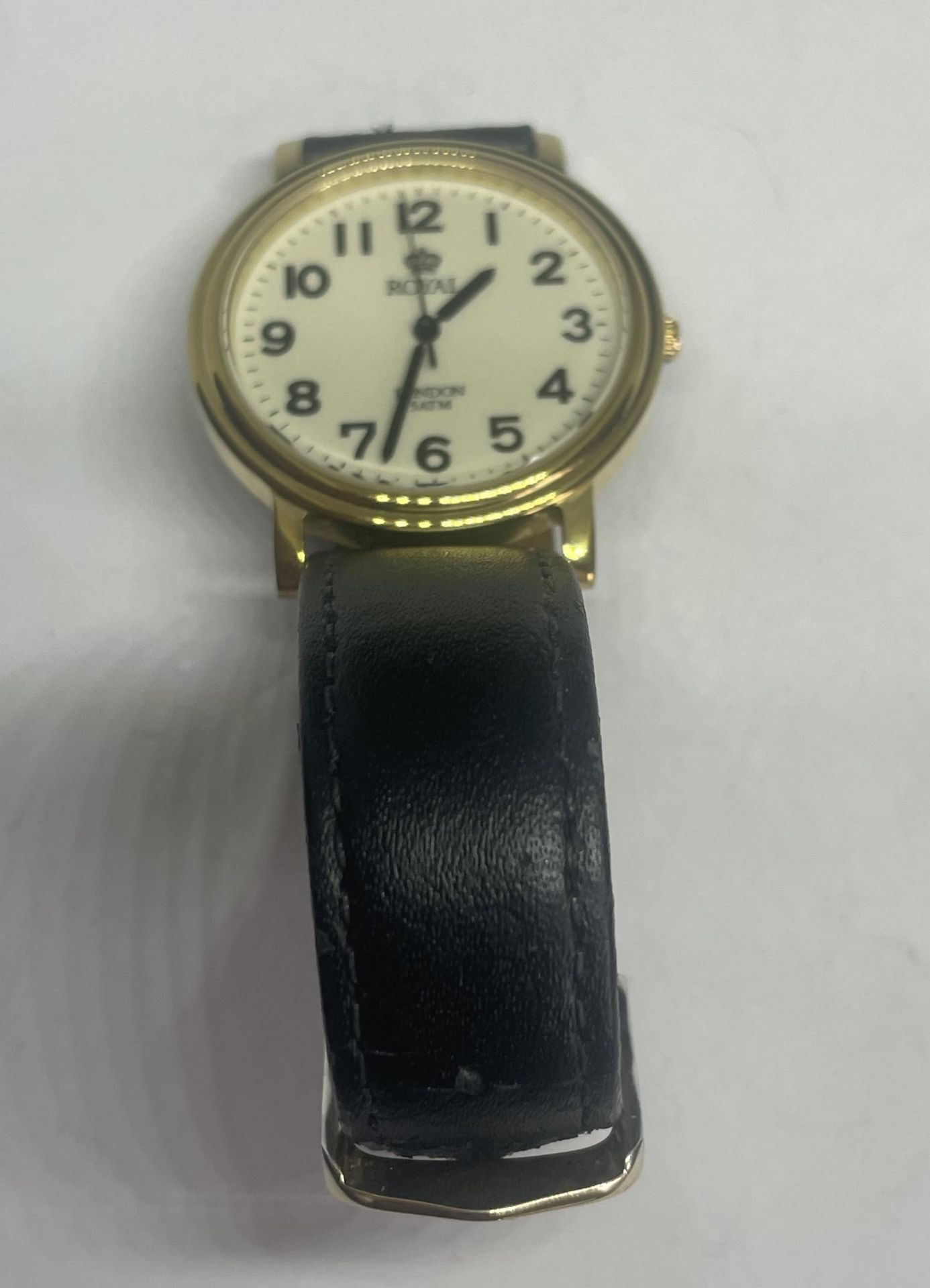 A ROYAL LONDON WRSIT WATCH WITH BLACK LEATHER STRAP SEEN WORKING BUT NO WARRANTY