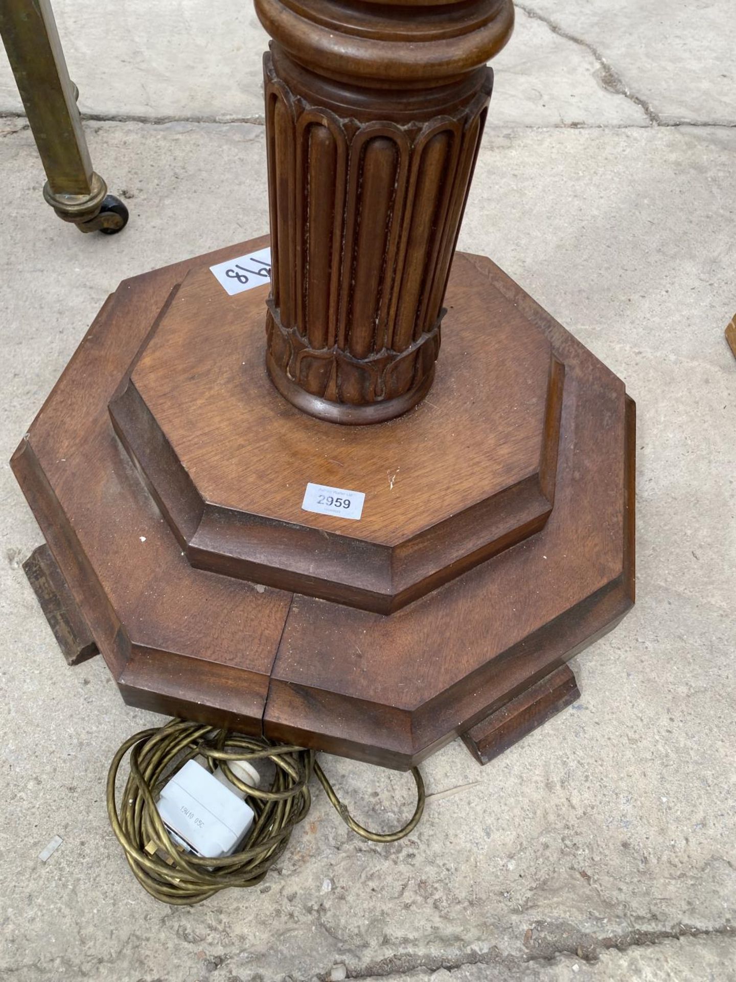 A MAHOGANY STANDARD LAMP ON TAPERED AND FLUTED COLUMN, ON STEPPED BASE - Image 4 of 4