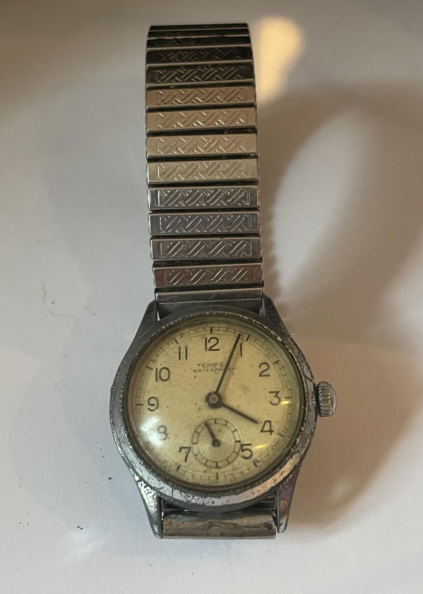 A TEMPEX 'WATERPROOF' MILITARY STYLE GENTS WRIST WATCH, SEEN WORKING BUT NO WARRANTIES GIVEN