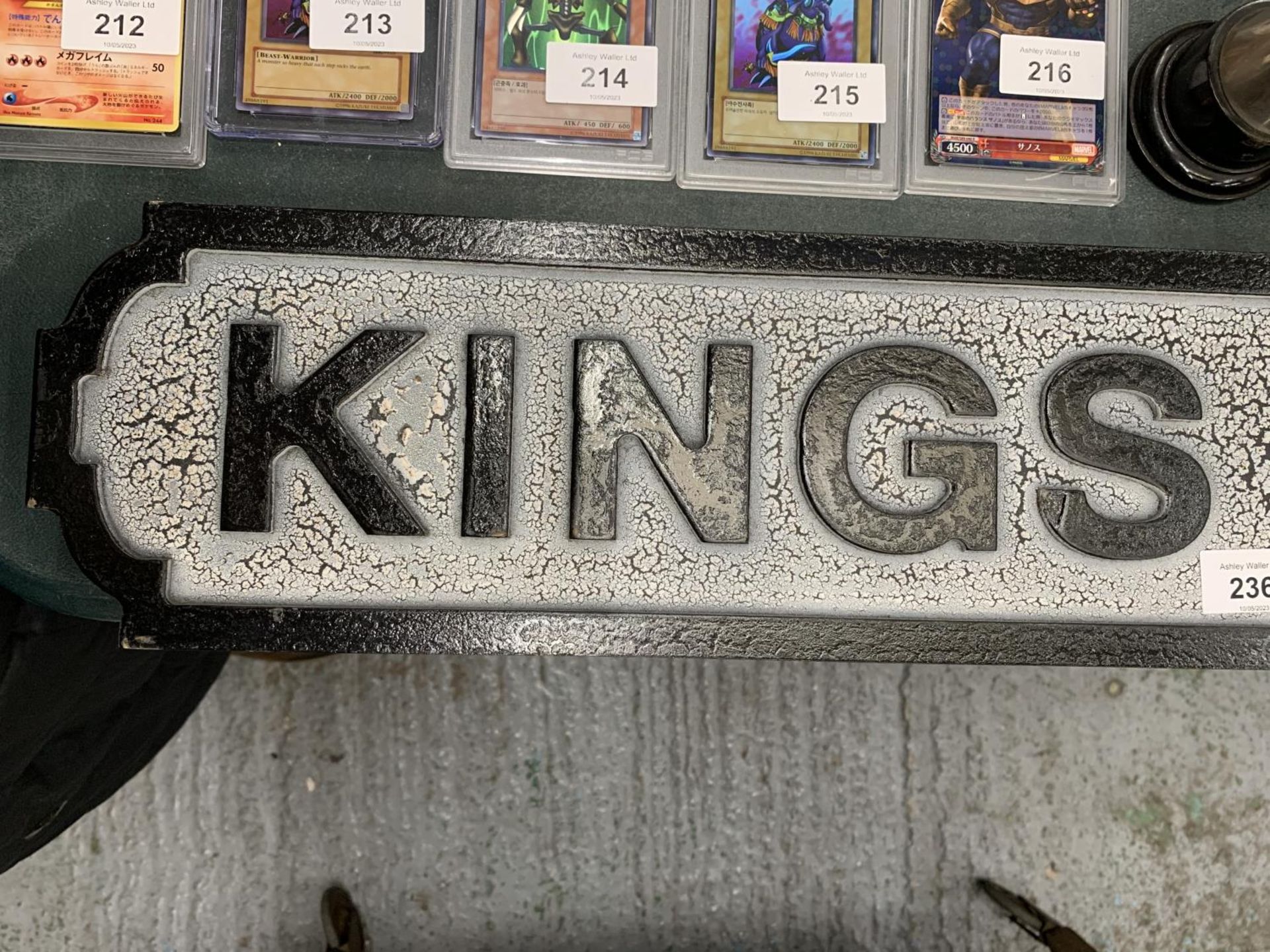 A LARGE WOODEN 'KINGS ROAD' SIGN, 78CM X 14CM - Image 2 of 3