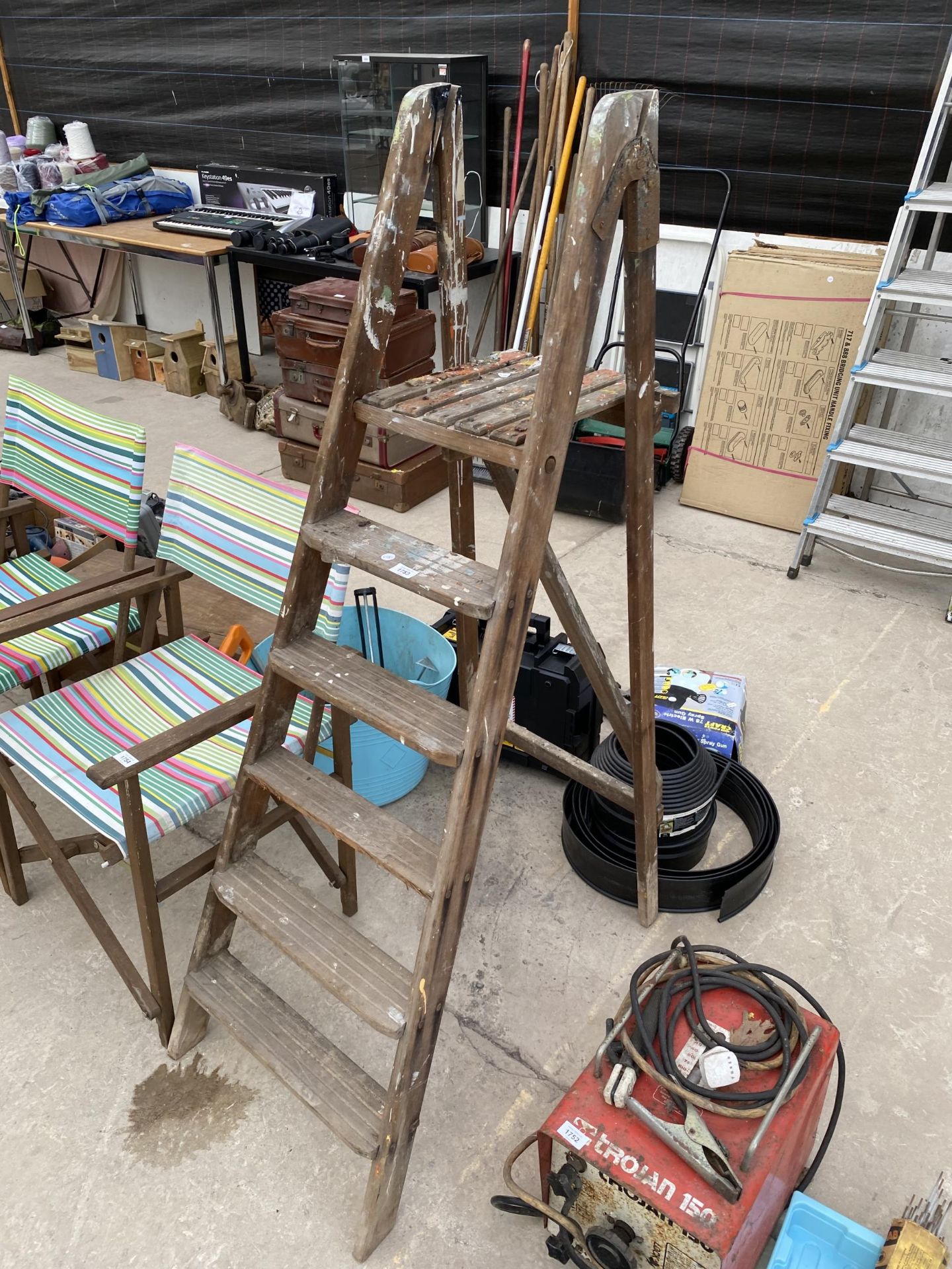 A VINTAGE 5 RUNG WOODEN STEP LADDER