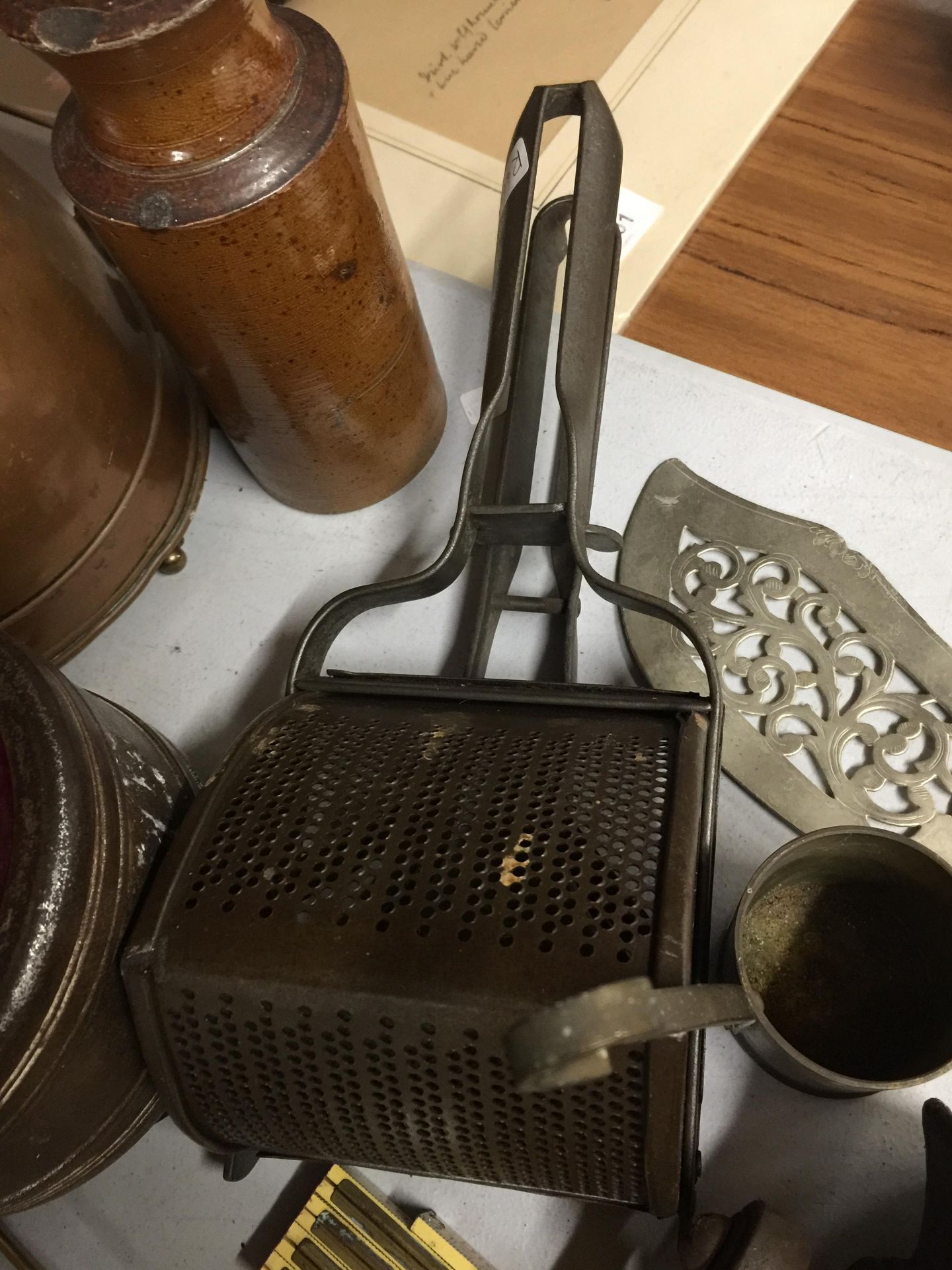 A MIXED GROUP OF VINTAGE METAL ITEMS, COPPER KETTLE ETC - Image 6 of 6