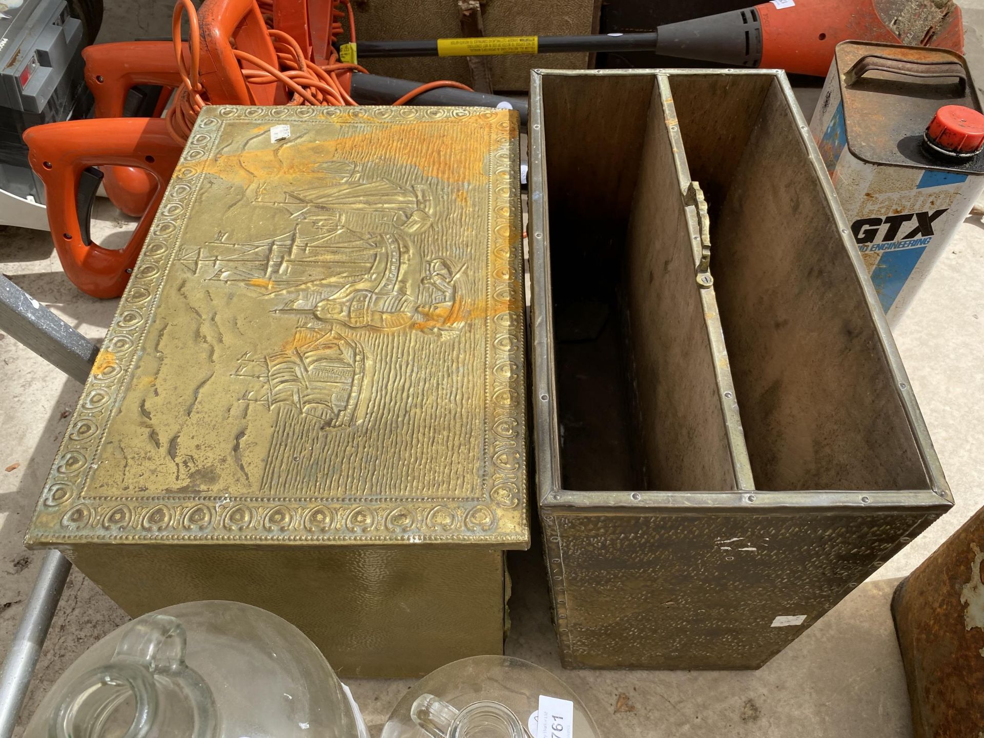 AN ASSORTMENT OF ITEMS TO INCLUDE A BRASS LOG BOX, A VINTAGE OIL DRUM AND A BRASS MAGAZINE RACK - Image 2 of 2