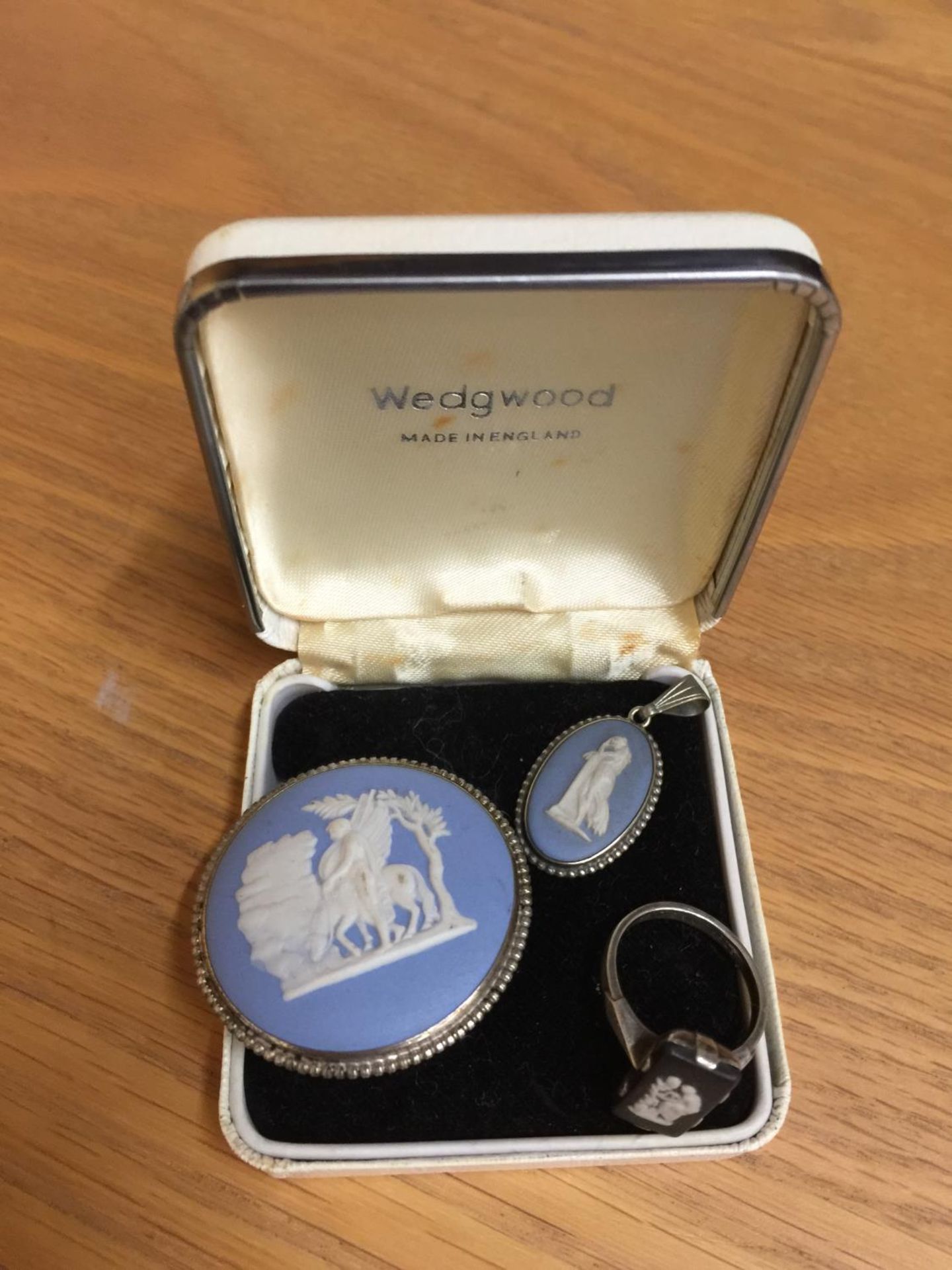 THREE SILVER AND WEDGWOOD ITEMS TO INCLUDE A BROOCH, RING AND PENDANT IN A WEDGEWOOD PRESENTATION