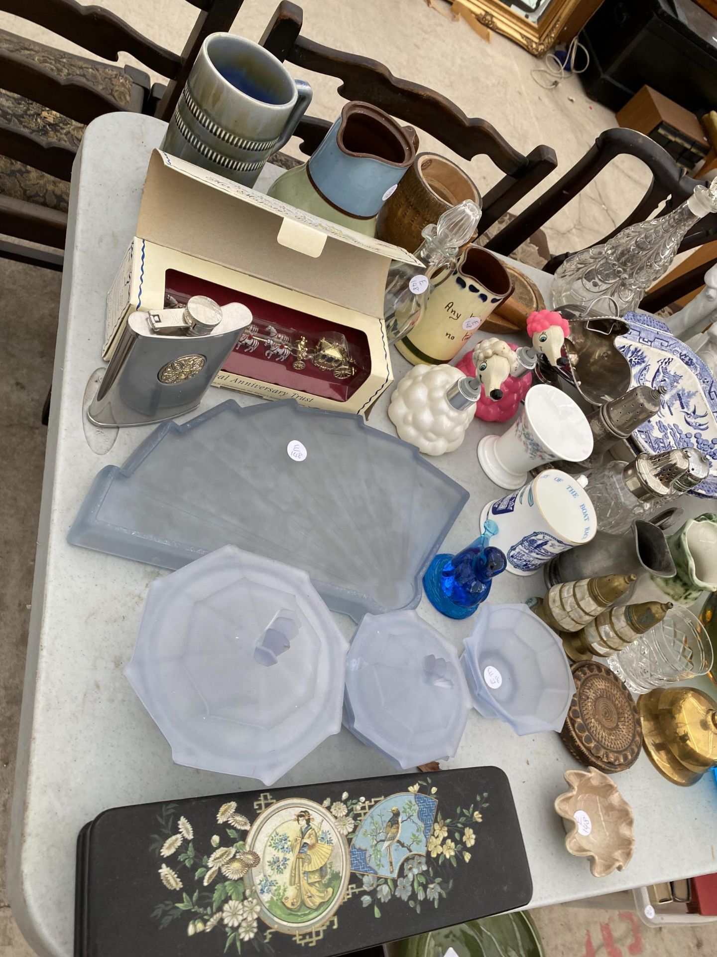 AN ASSORTMENT OF ITEMS TO INCLUDE SILVER PLATE, CERAMICS AND GLASS WARE ETC - Image 2 of 4